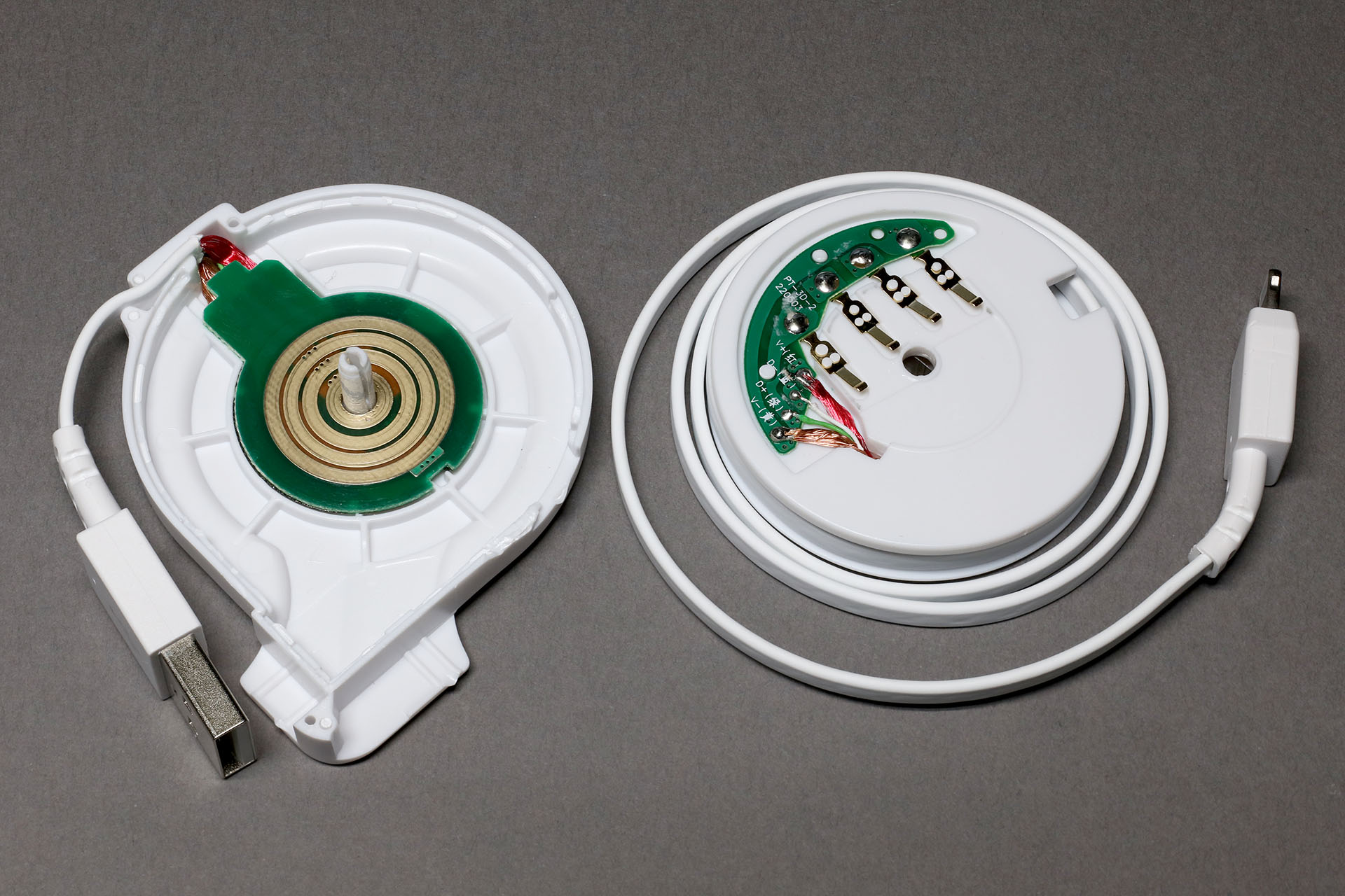 ケーブルは2つのモジュールから構成されている。リール内に接点があり、回転しても電気的な接続を維持できる構造になっている。一般的なケーブル両端を同時に引き出すタイプのケーブルにはこういう接点はなく、つながった1本のケーブルが巻かれている。
