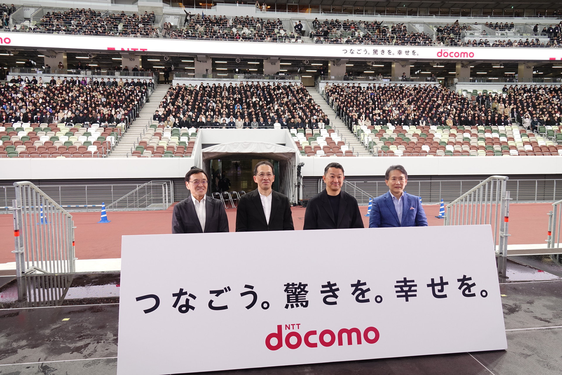 左からNTTコムウェア 黒岩真人社長、NTTコミュニケーションズ 小島克重社長、NTTドコモ 前田義晃社長、NTTドコモ・グローバル 栗山浩樹社長