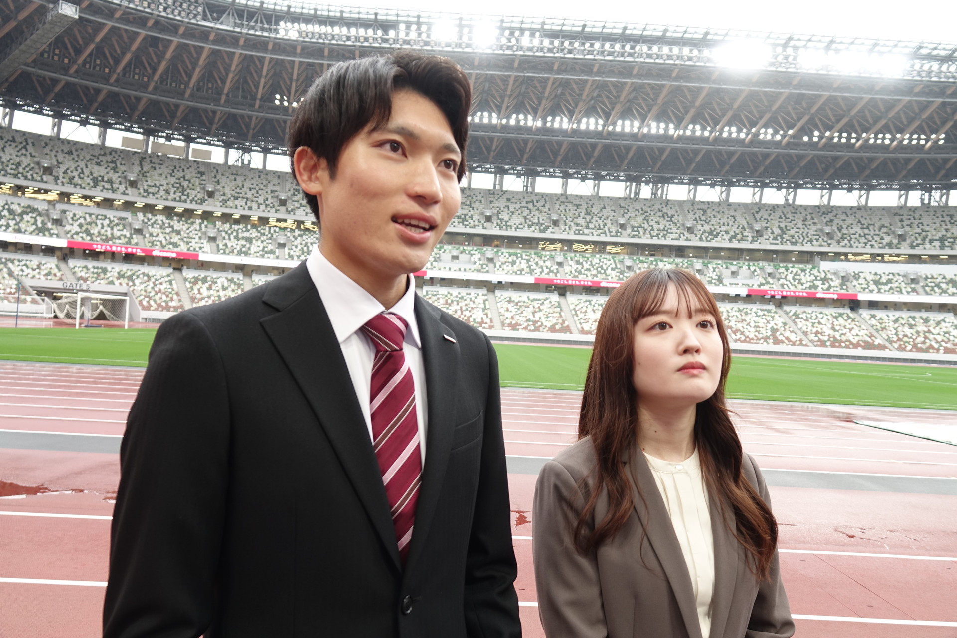 左から新入社員の山田悠貴氏と瀧川マリア氏