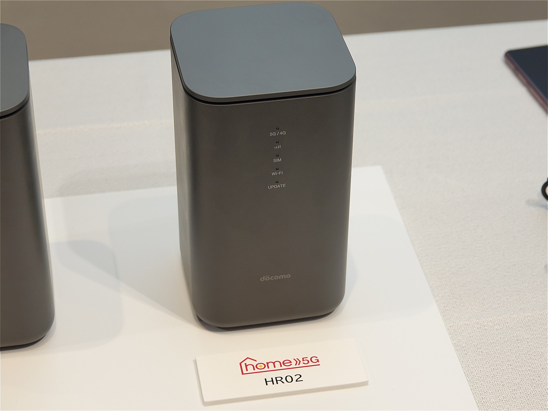 工事が必要な固定回線とは違い、電源に挿すだけで利用可能になる手軽さが売りのhome 5G。写真は2号機の「home 5G HR02」