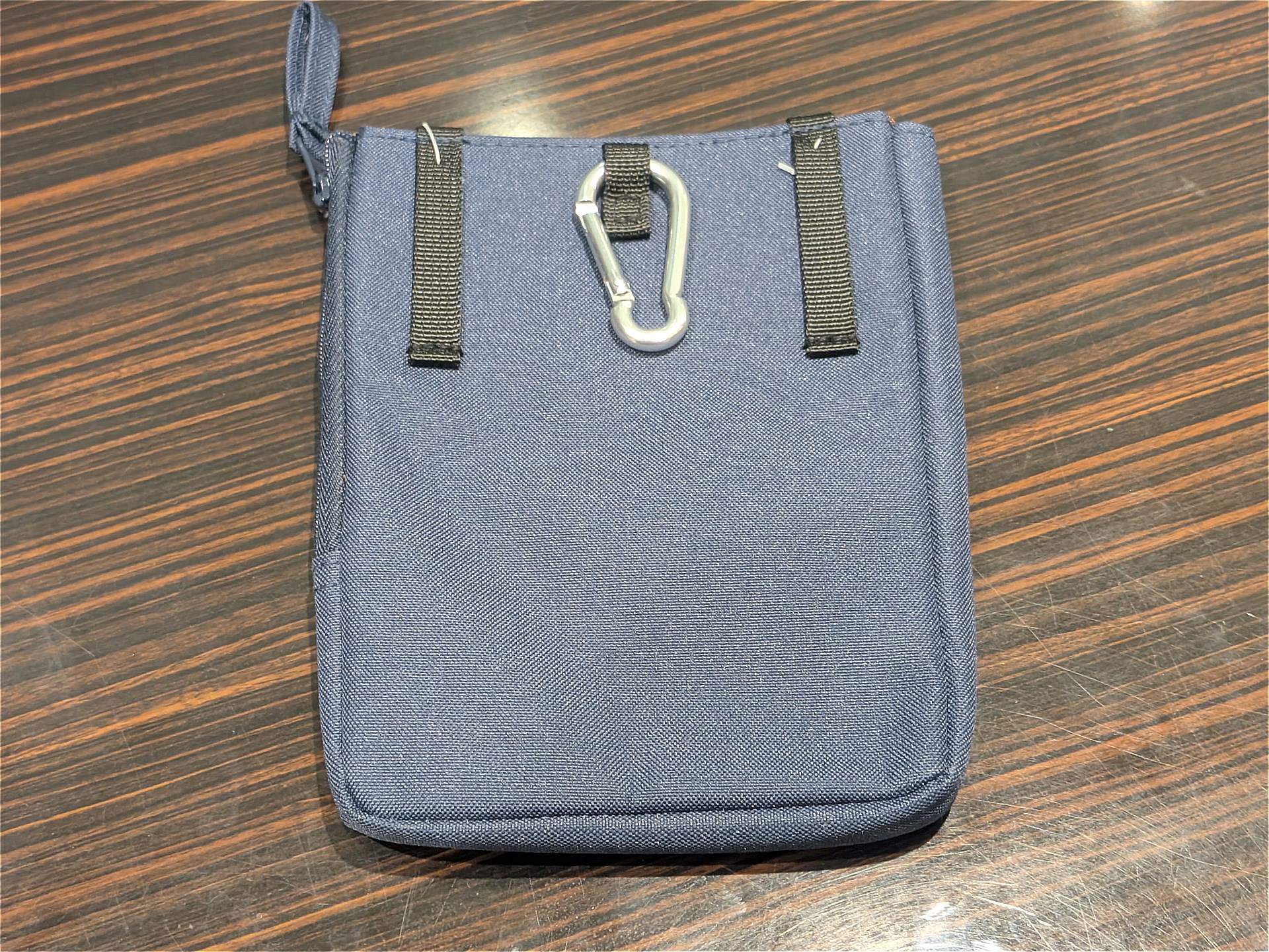 背面。ベルトに通したりぶらさげたりできる