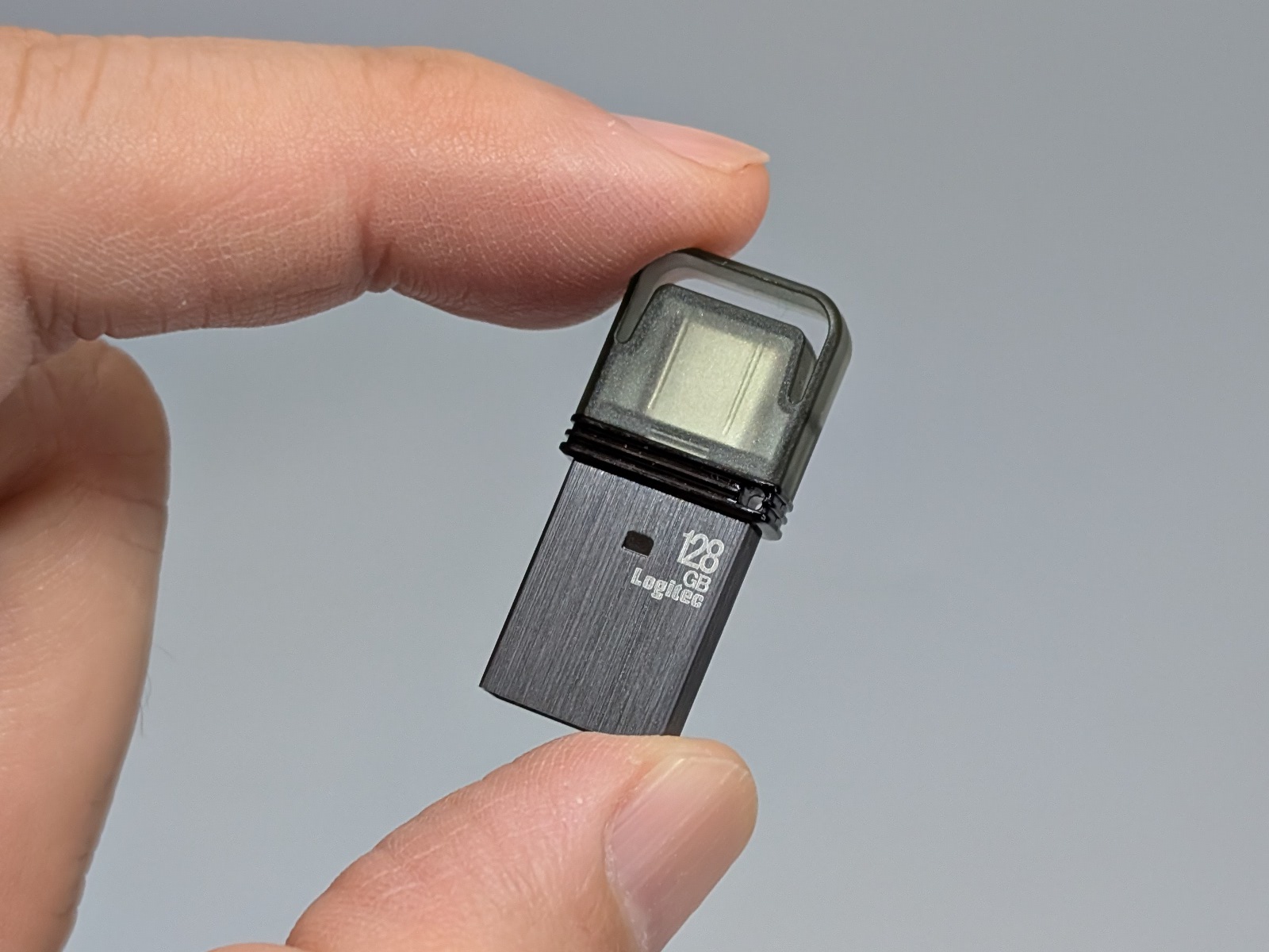 製品本体。全長はわずかに3cmほど。USB Type-Cコネクター側はキャップで覆われている