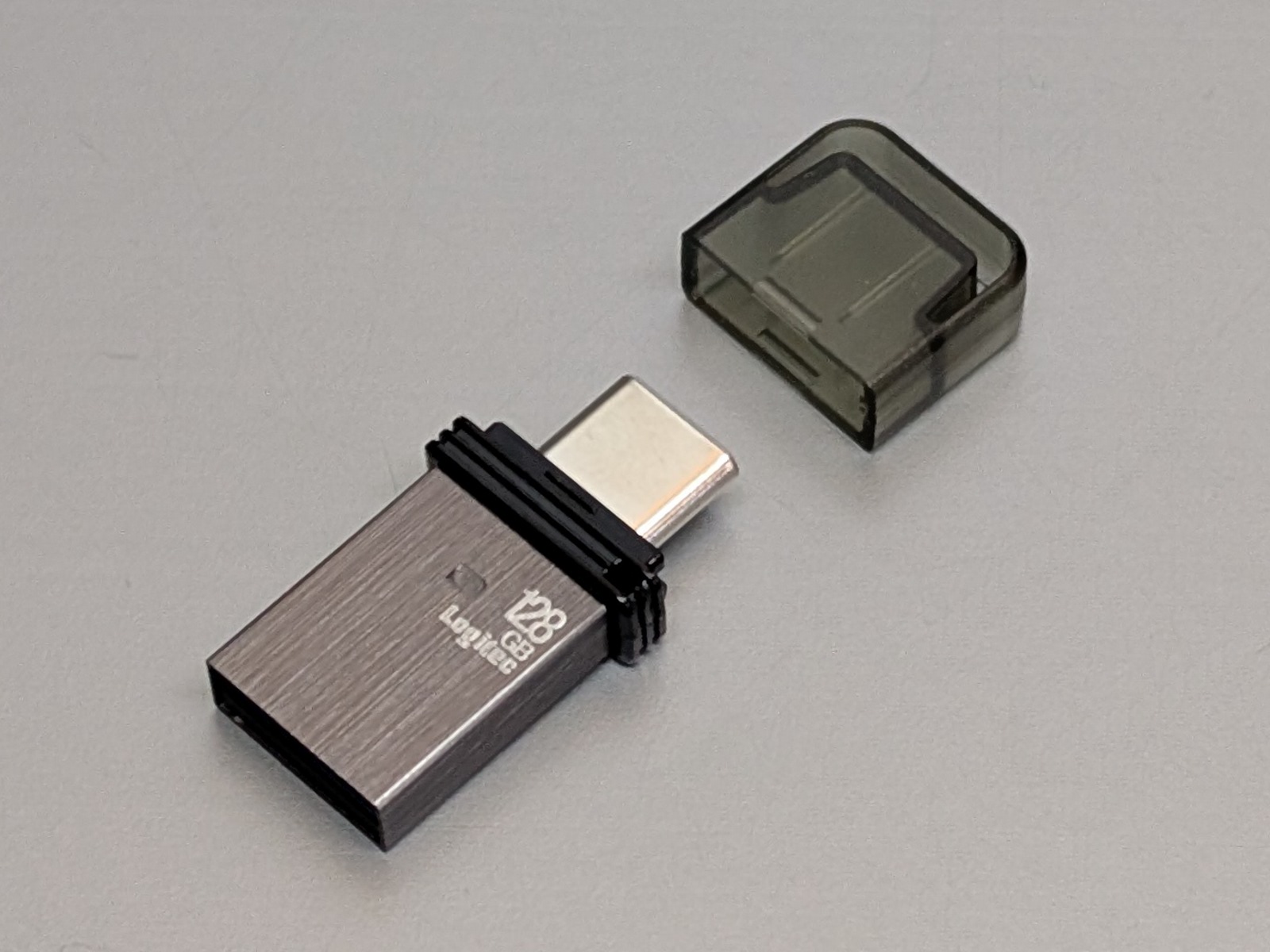 USB Type-AコネクターとUSB Type-Cコネクターが背中合わせに連結されたような構造