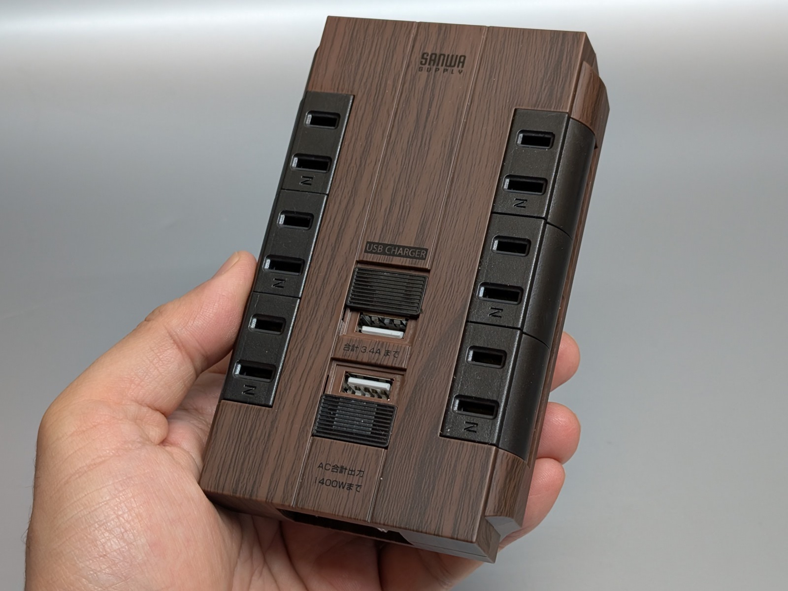 製品本体。3×2個口に加えて中央にUSBポートを搭載する