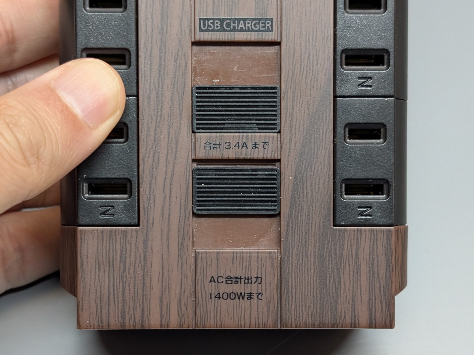 USBポートは未使用時はスライドシャッターで口を塞いでおける