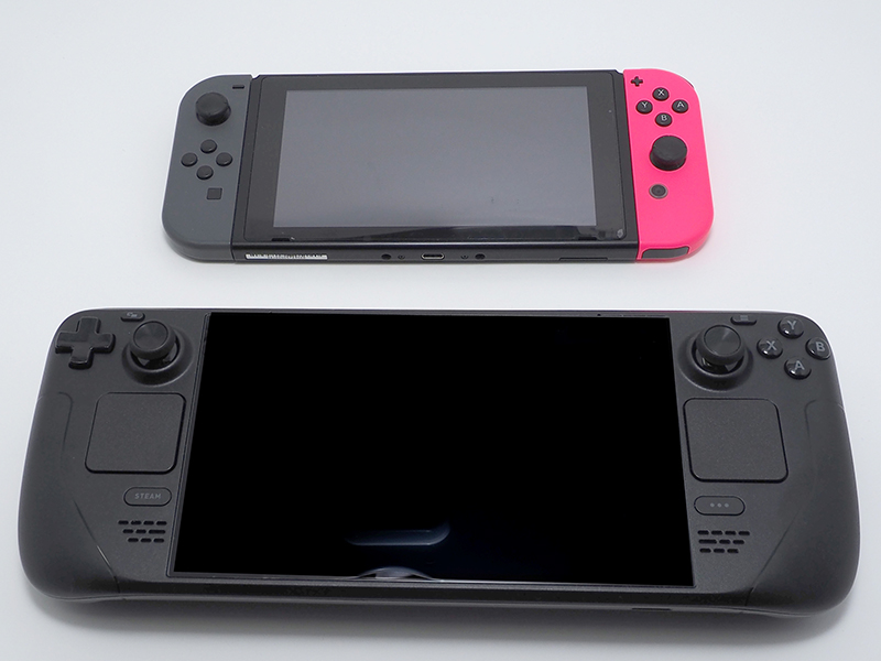 ニンテンドーSwitchとの比較。サイズ感も重量も、二回りほど大きく重い