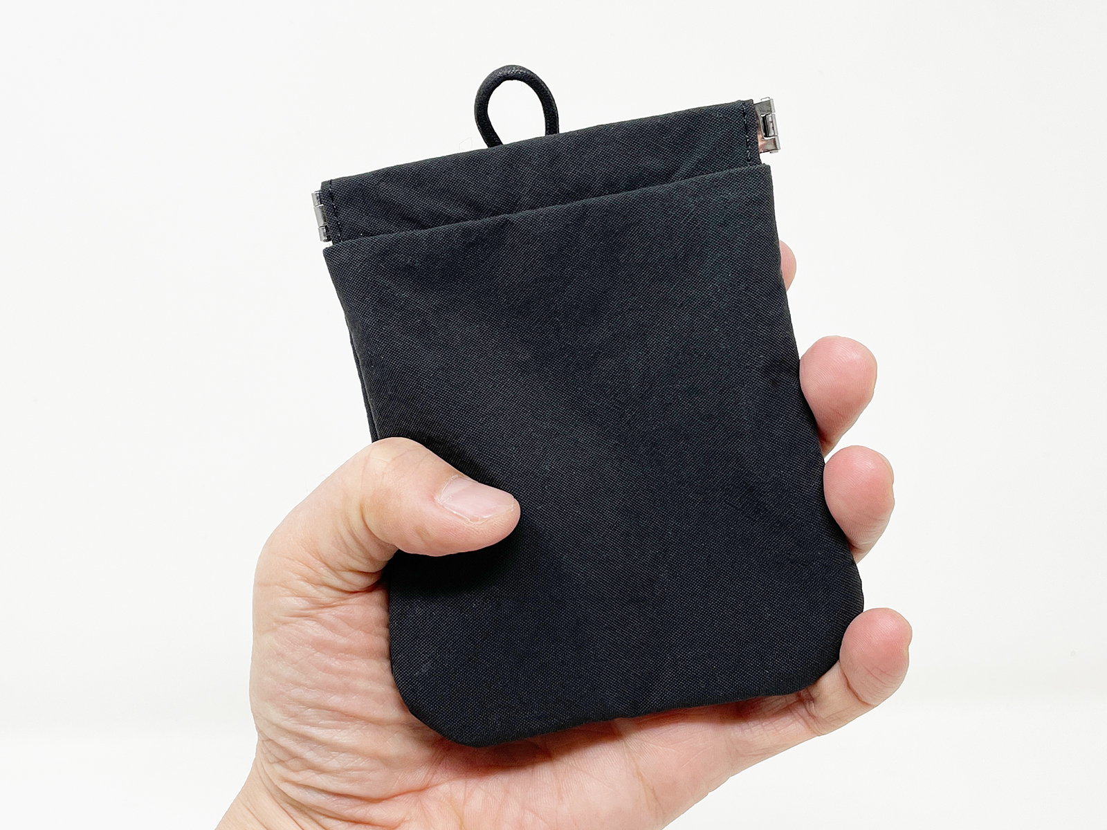 片手にちょうど収まるくらいのサイズ感です。こちらはSサイズ。