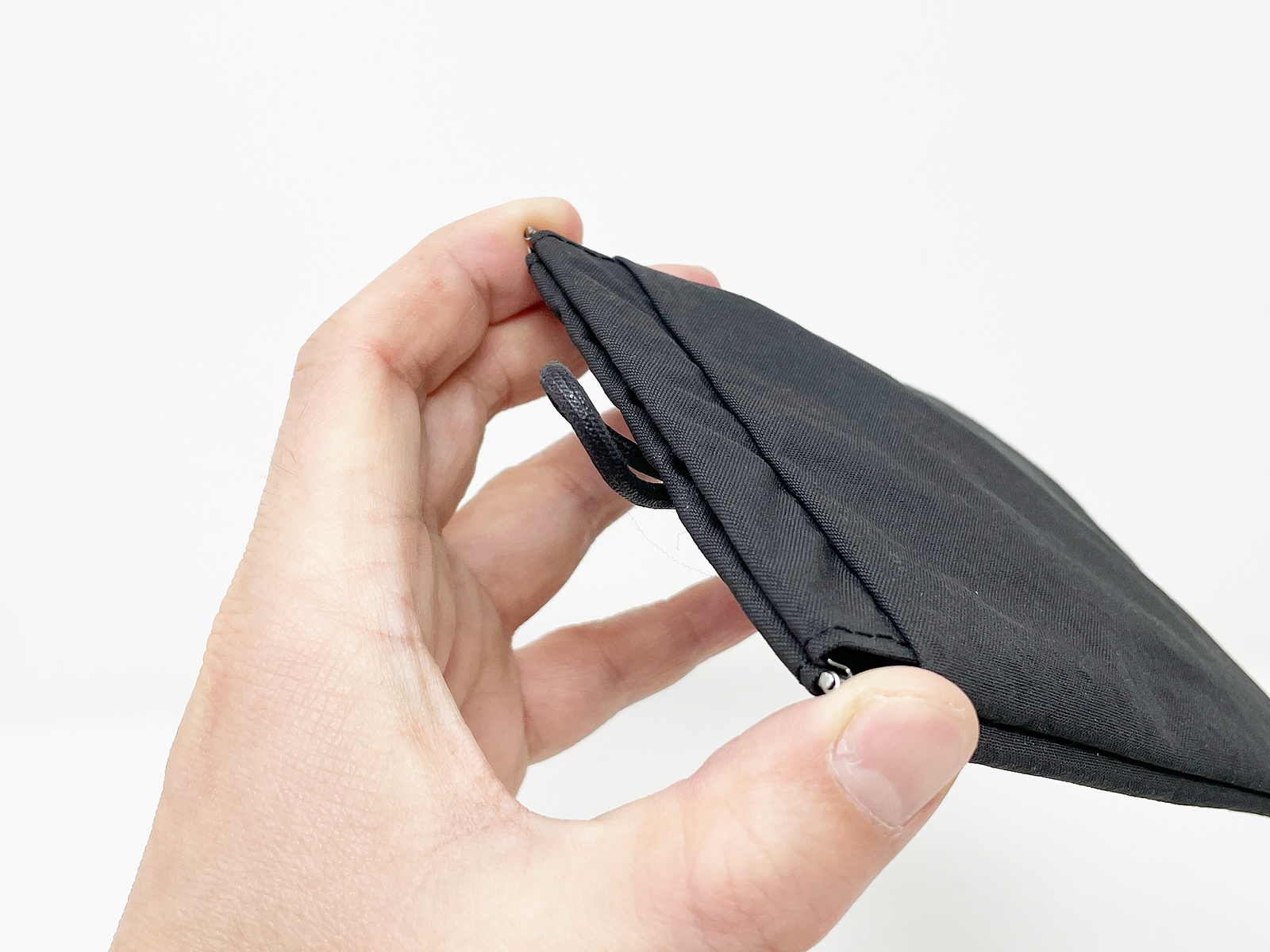 開け口にバネが仕込まれています。