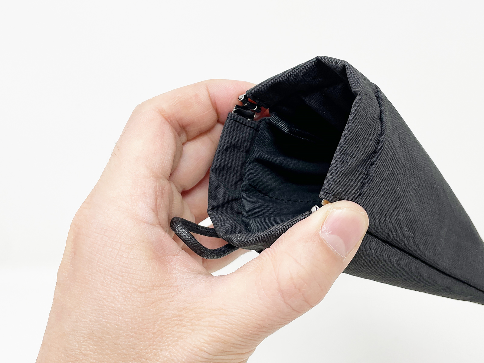 両端から少し力を入れるとパカッと開きます。