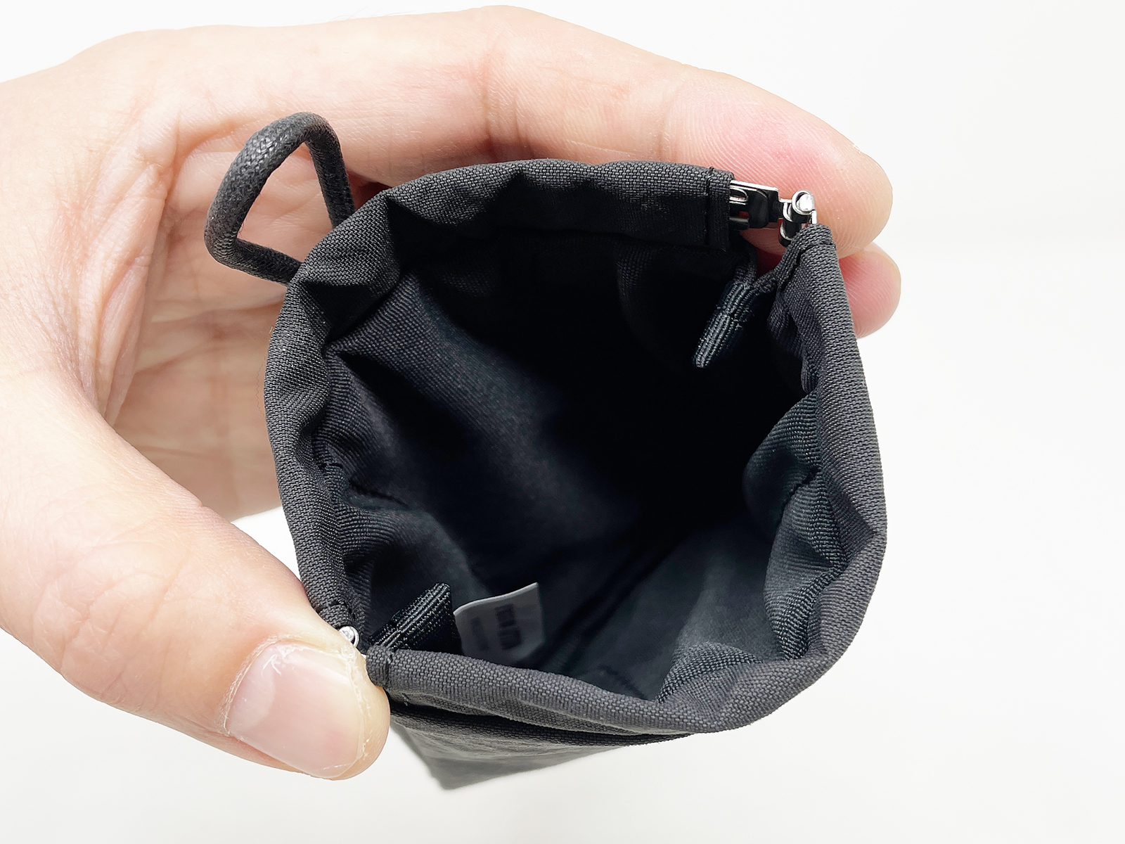 内部はポリエステル製。少しクッション性も備えています。