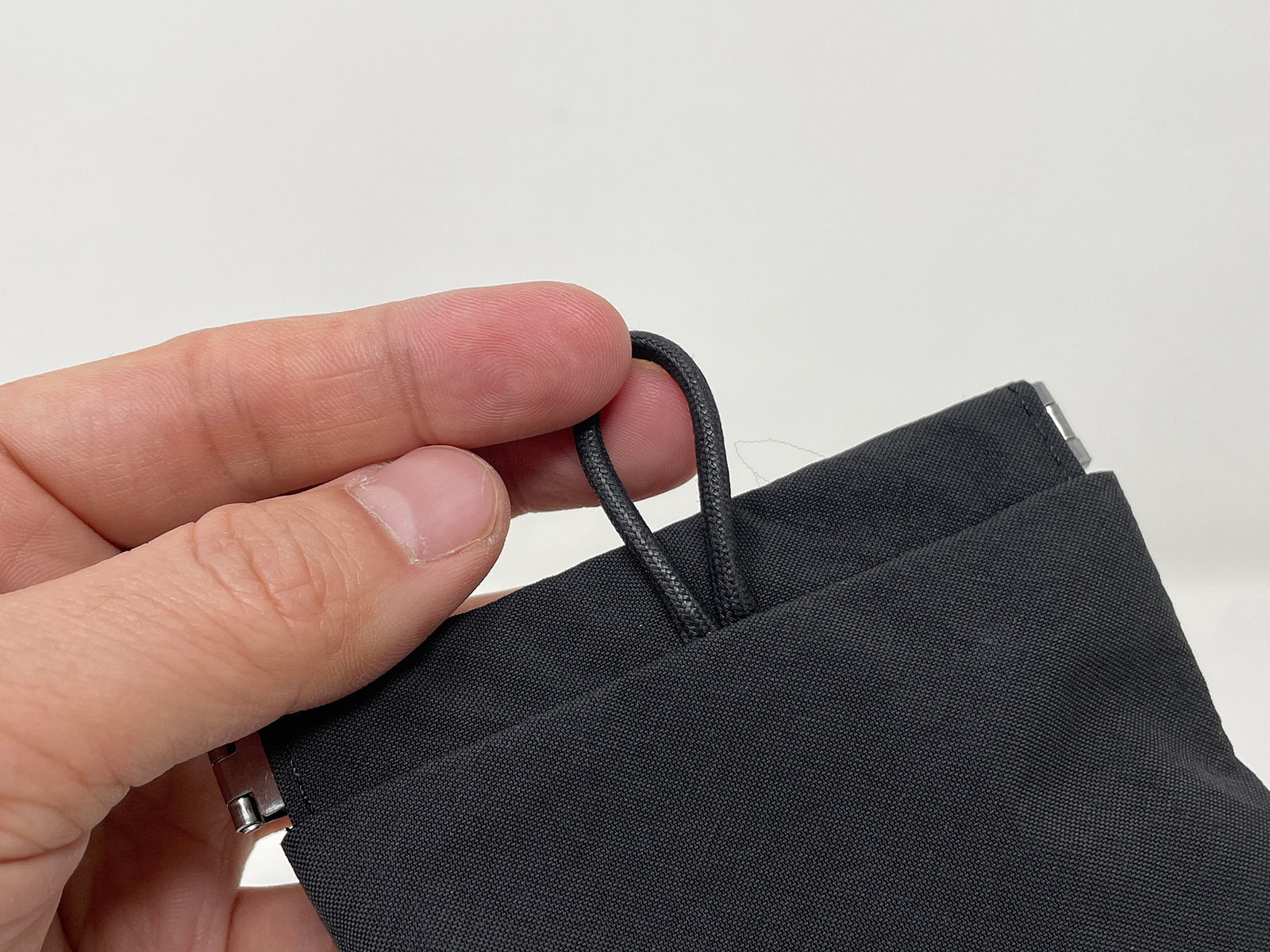 かばん等にひっかけて持ち運ぶための紐もついています。