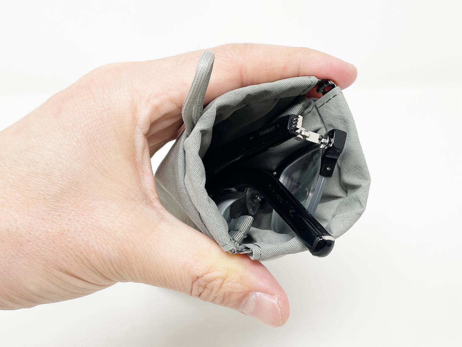 サイズの大きいオーディオグラス「Eyewear 2」が、Mサイズのポーチにジャストフィット！