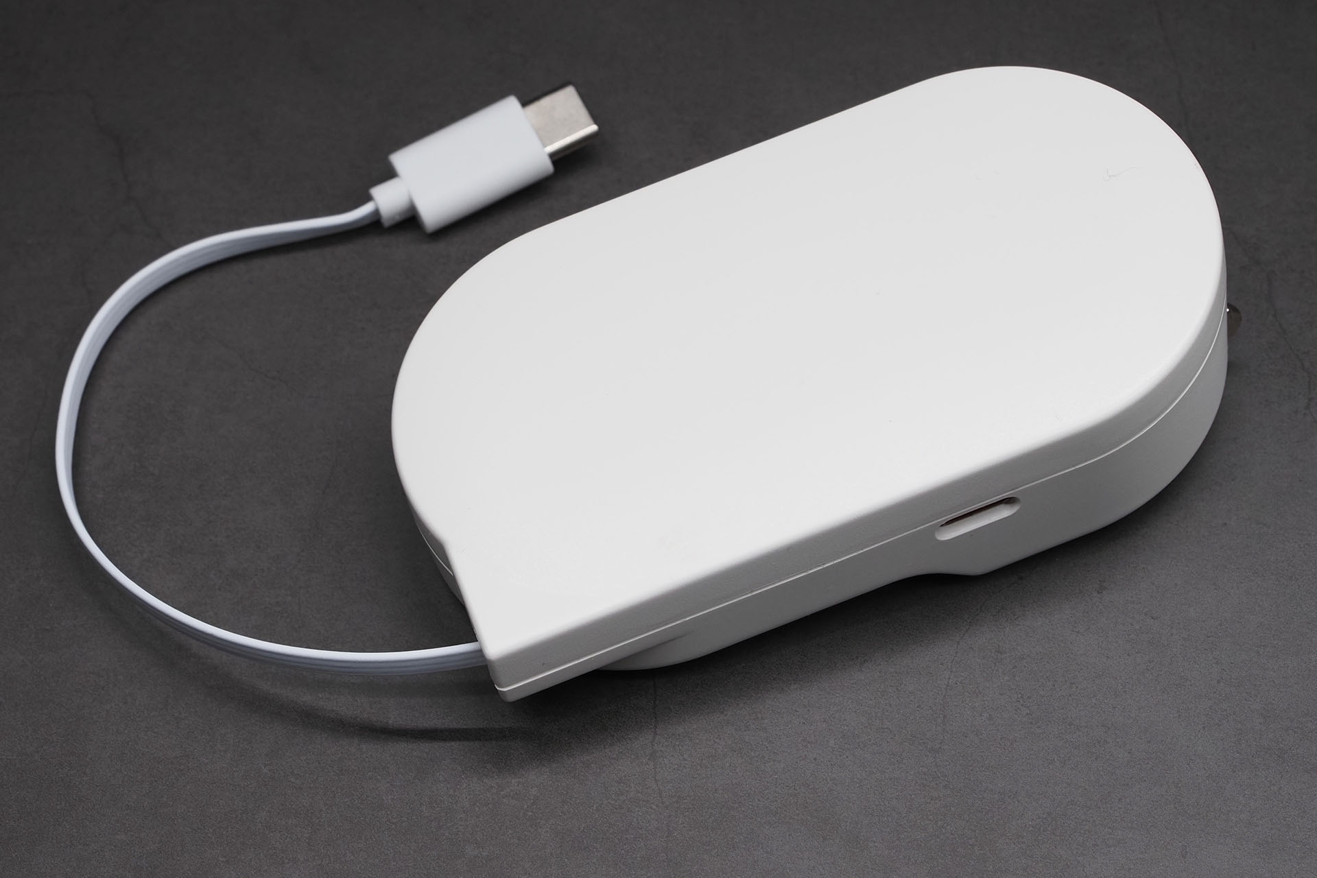 OMKUYブランドのUSB-C充電器。巻き取り式のUSB-Cケーブルを内蔵し、側面にはUSB-Cポートもあるので、同時に2つのデバイスを充電できる。PD対応で最大20Wの出力。Amazonで2299円だったが、現在は販売を終了しているようだ。