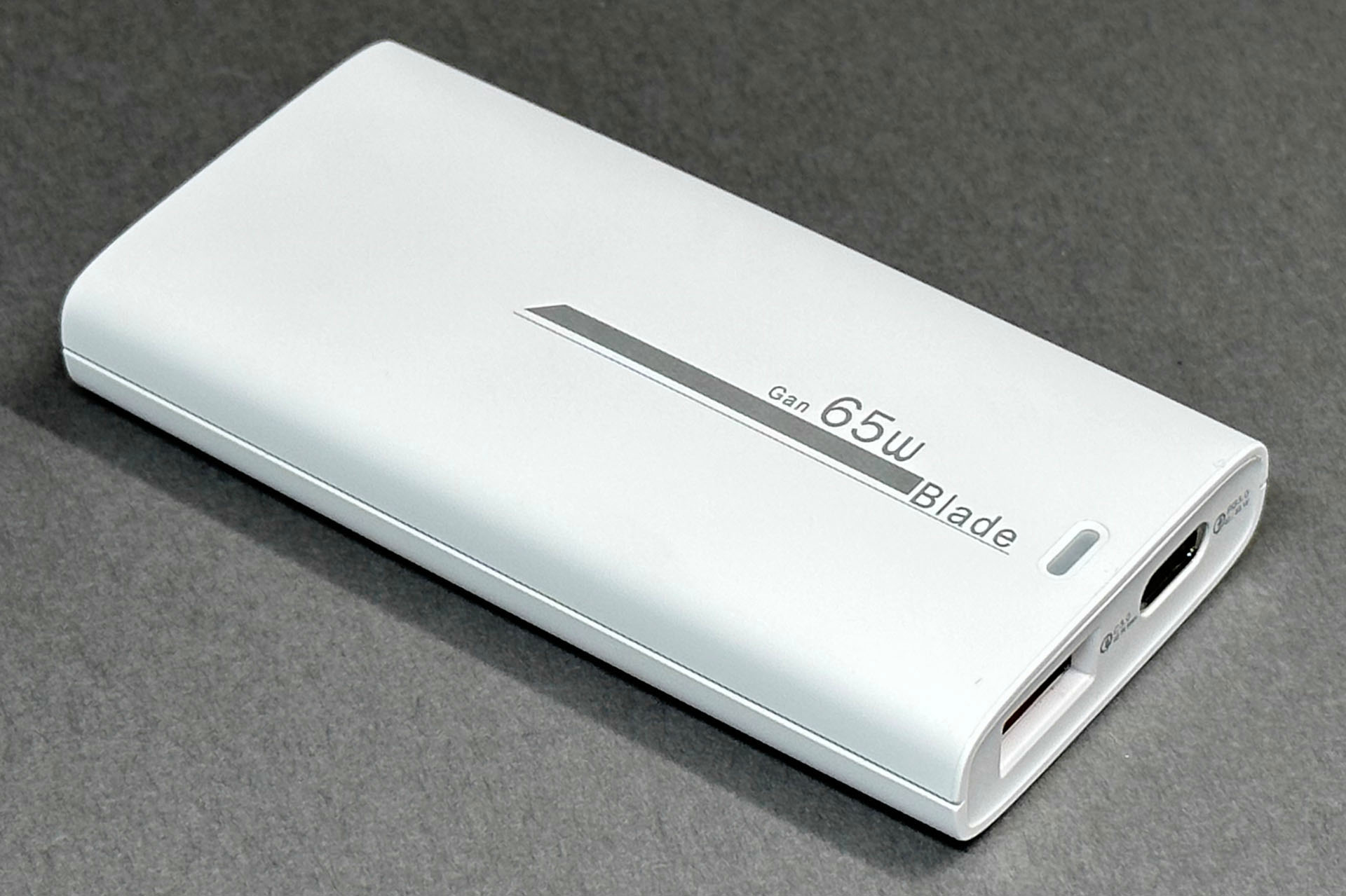 小型リモコンのようなサイズ感のUSB充電器。サイズは8.8×4.5×1.4cm。重さは85g。Amazonで3299円だったが、現在は販売を終了しているようだ。