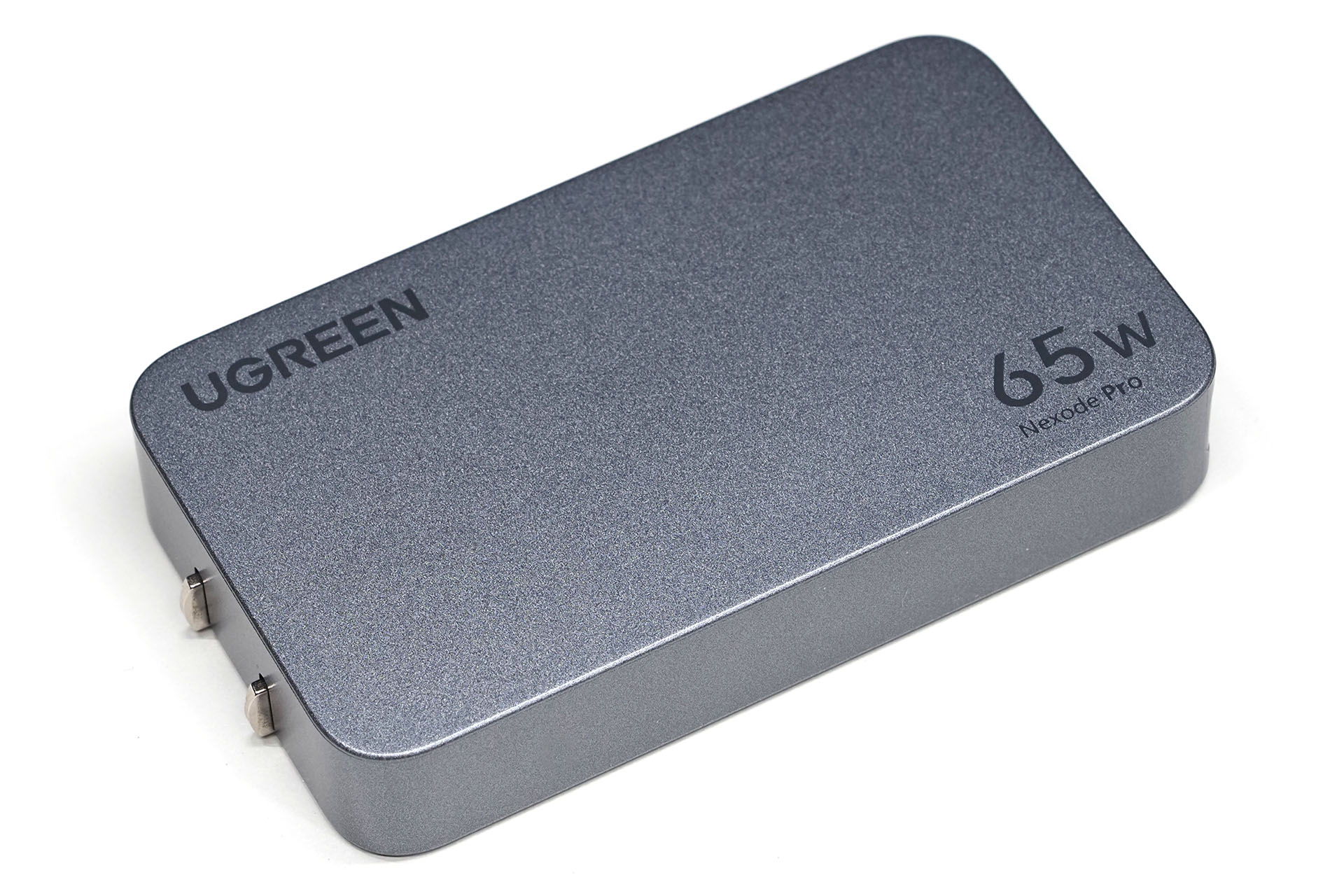 UGREEN「Nexode Pro 薄型急速充電器 65W」のサイズは、8.5×4.9×1.5cm。重さは115g（実測値）。