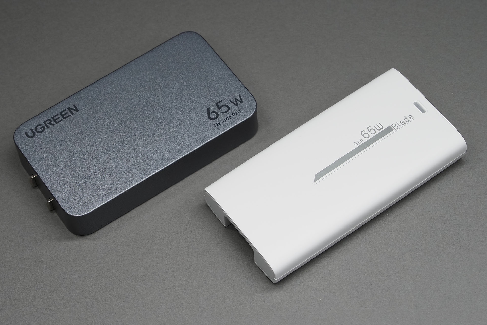 前出の薄型充電器と比べると、ちょっとだけ容積が大きいというイメージだ。