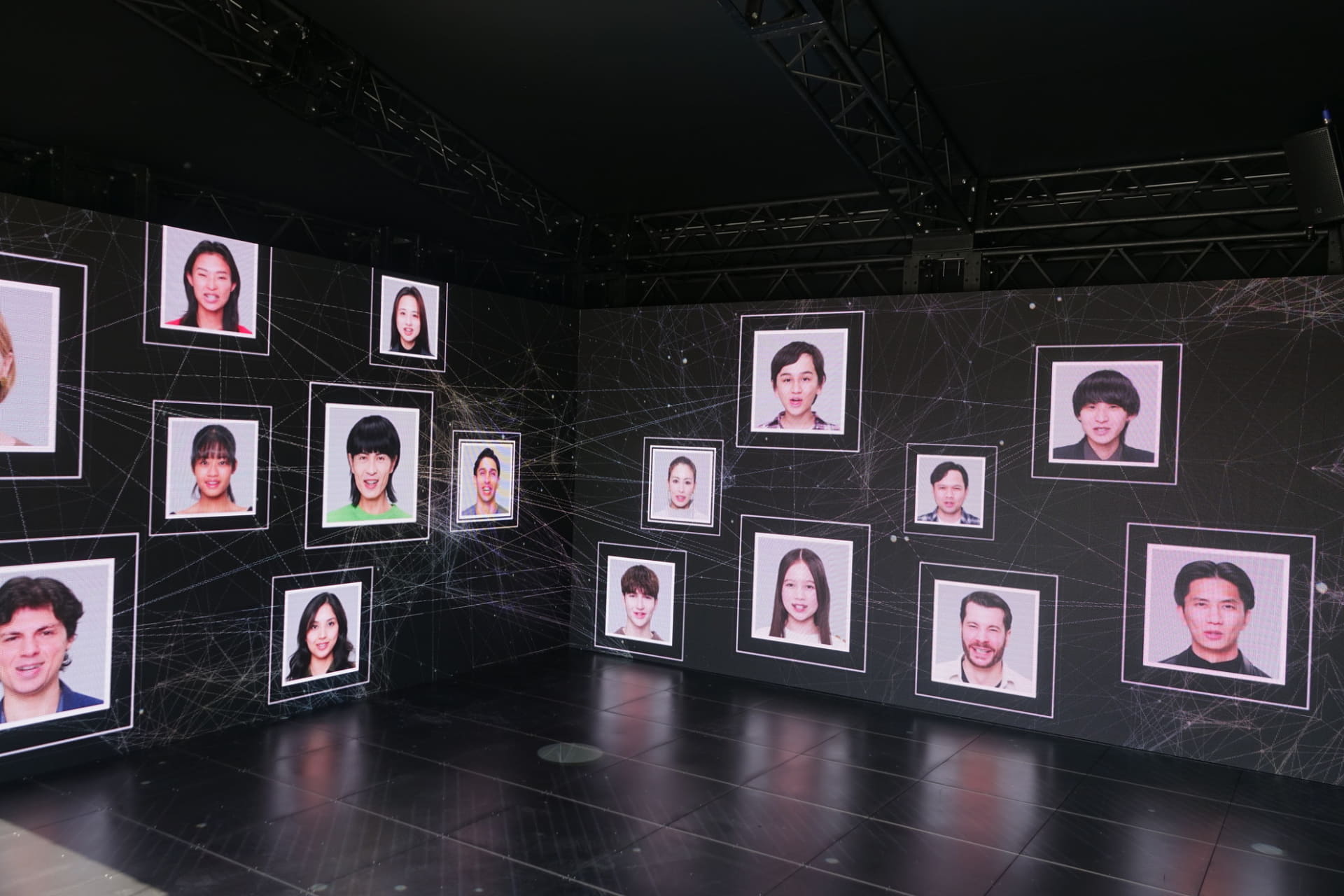 ブース内の大型ディスプレイで映像体験