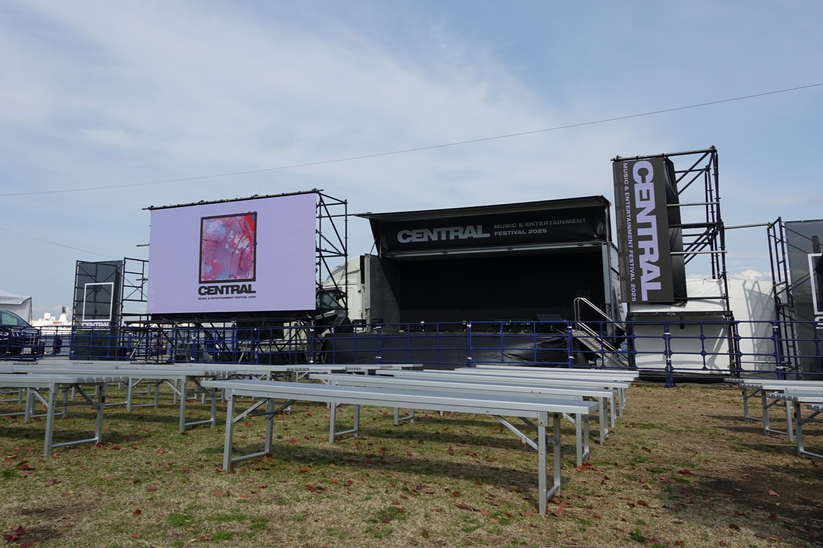 ステージから離れたライブビューイング会場などに映像を配信、みなとみらい地区の光ファイバー網を活用した