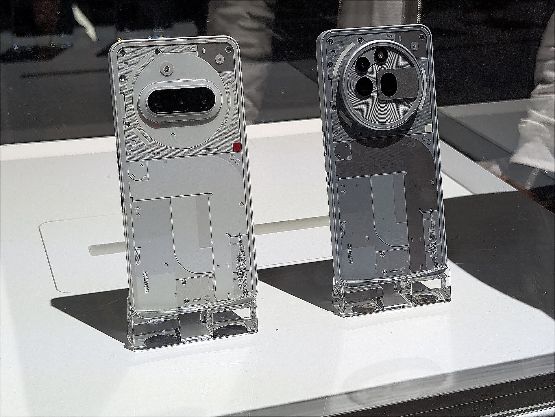 左からNothong Phone (3a)とNothing Phone (3a) Pro