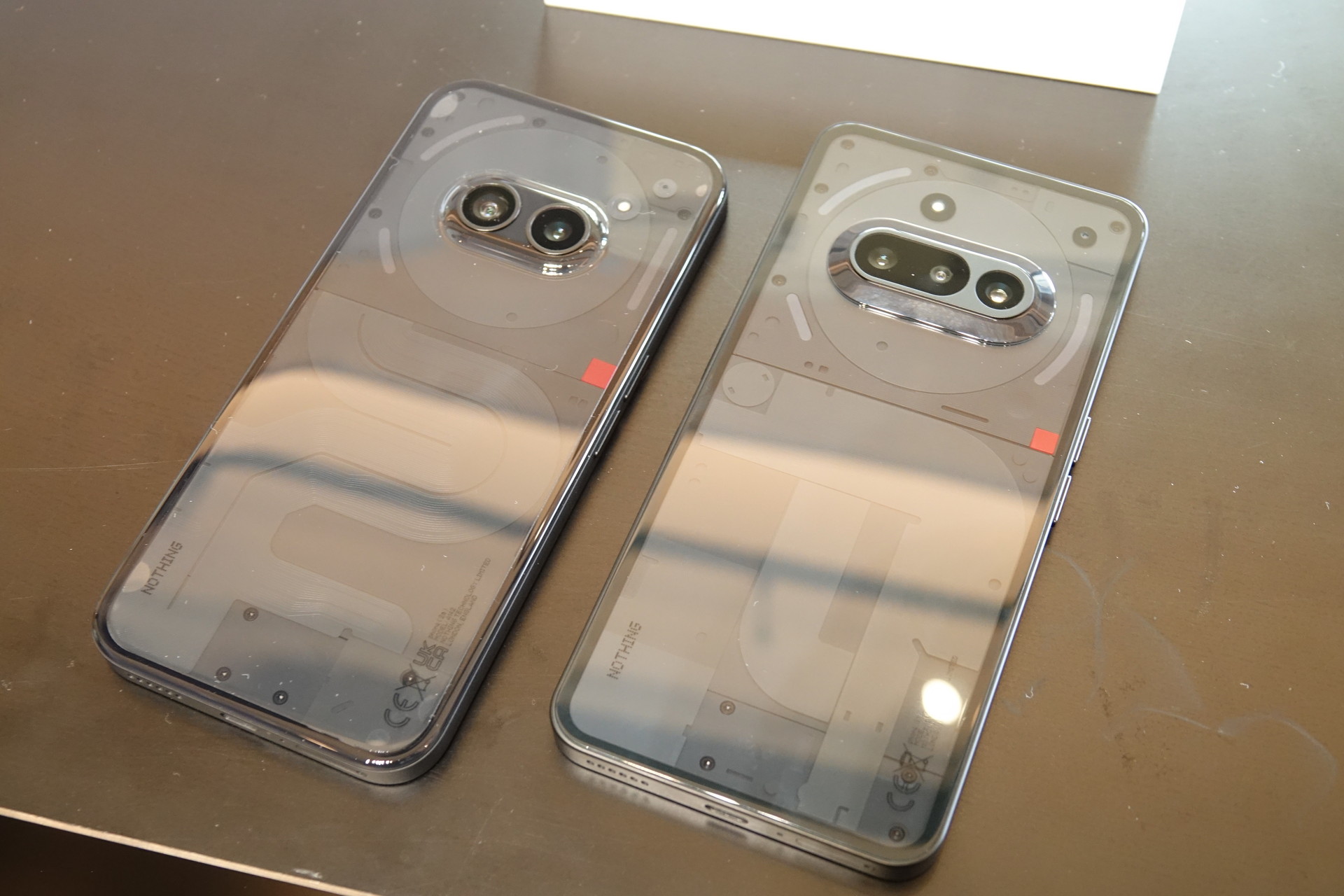 左はNothing Phone (2a)