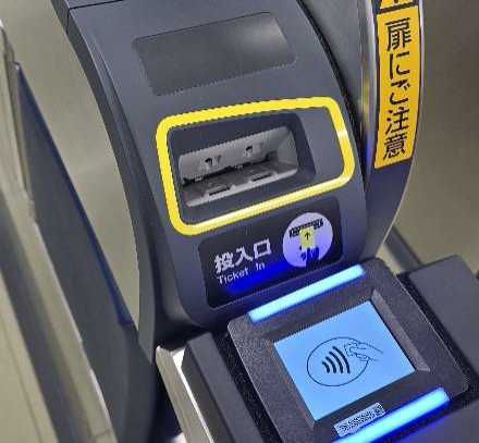 対応自動改札機（左、中央）と専用リーダー（右）のイメージ