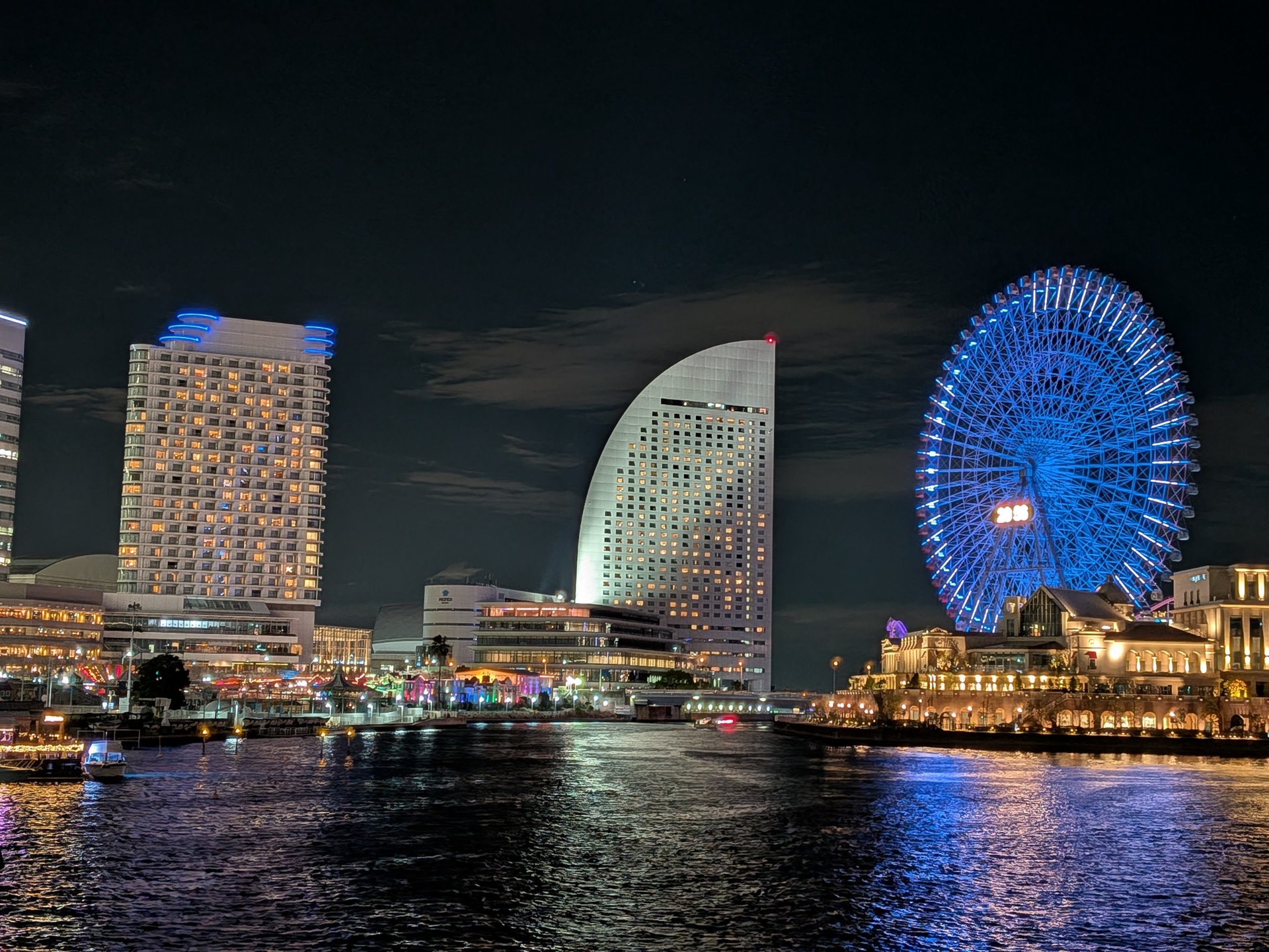三脚で固定し「夜景モード」のデジタルズーム2倍で撮影