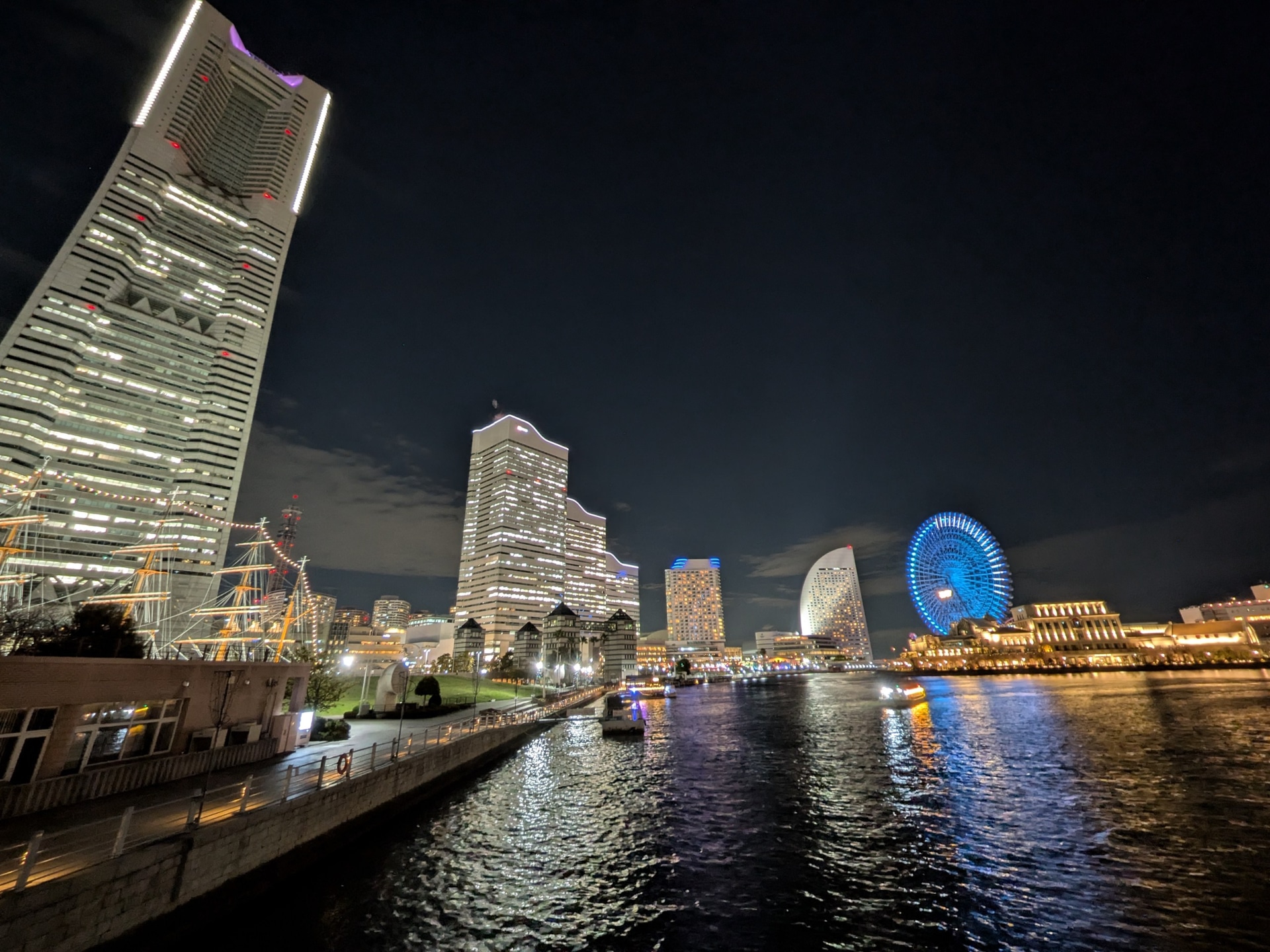 三脚で固定し「夜景モード」の超広角0.5倍で撮影