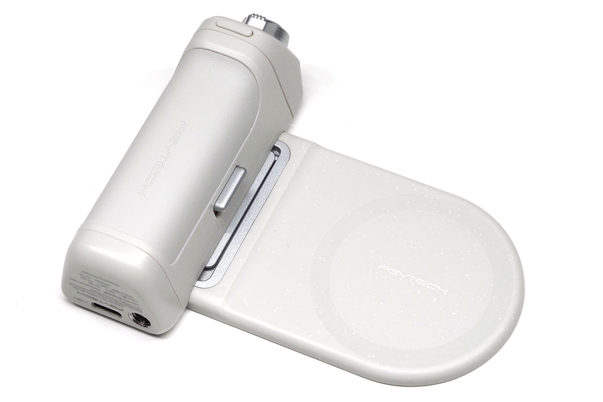 MagCamスマートフォングリップは、一見、よくあるタイプのスマートフォングリップだが……。