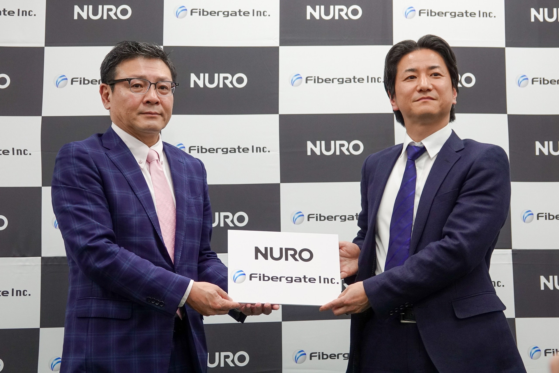 左からファイバーゲート代表取締役 社長執行役員 猪又將哲氏、ソニーネットワークコミュニケーションズ執行役員副社長 NURO事業部 事業部長 永井直紀氏