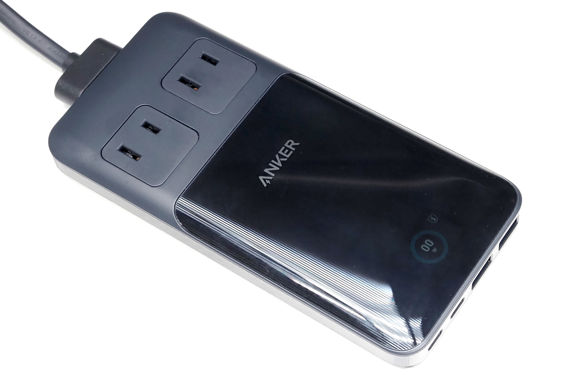 <a href="https://www.ankerjapan.com/products/a9128" class="strong b">Anker Prime Charging Station（6-in-1,140W）</a>はコンセント×2を備えたUSB充電器で、USB-Cポートの単ポート最大出力は140W。サイズは約162×79×18mmで、重さは約300g（本体のみ／ACケーブル除く）。