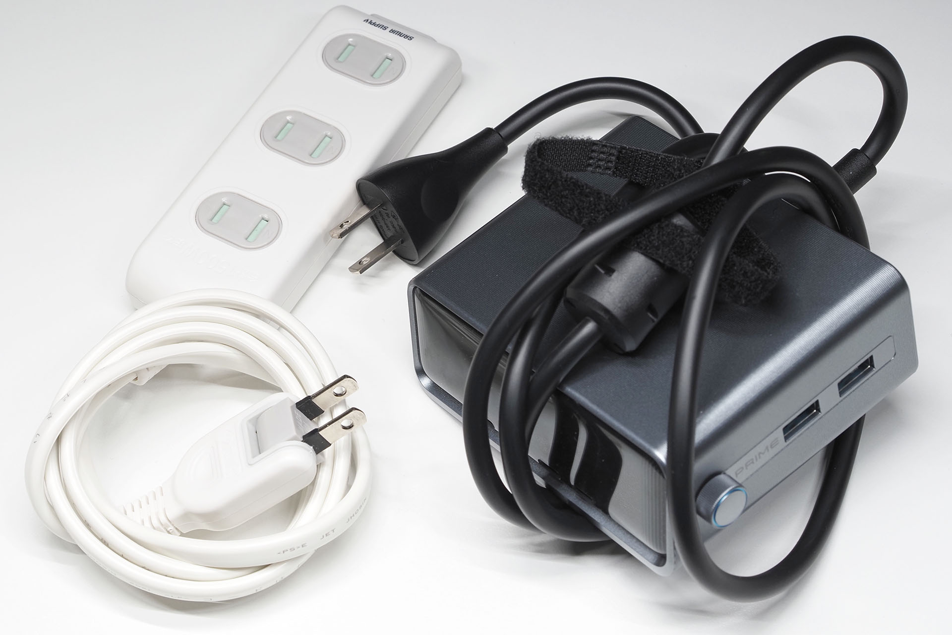 とりあえず出してきたマルチタップとUSB充電器。嵩張り感が満載である。