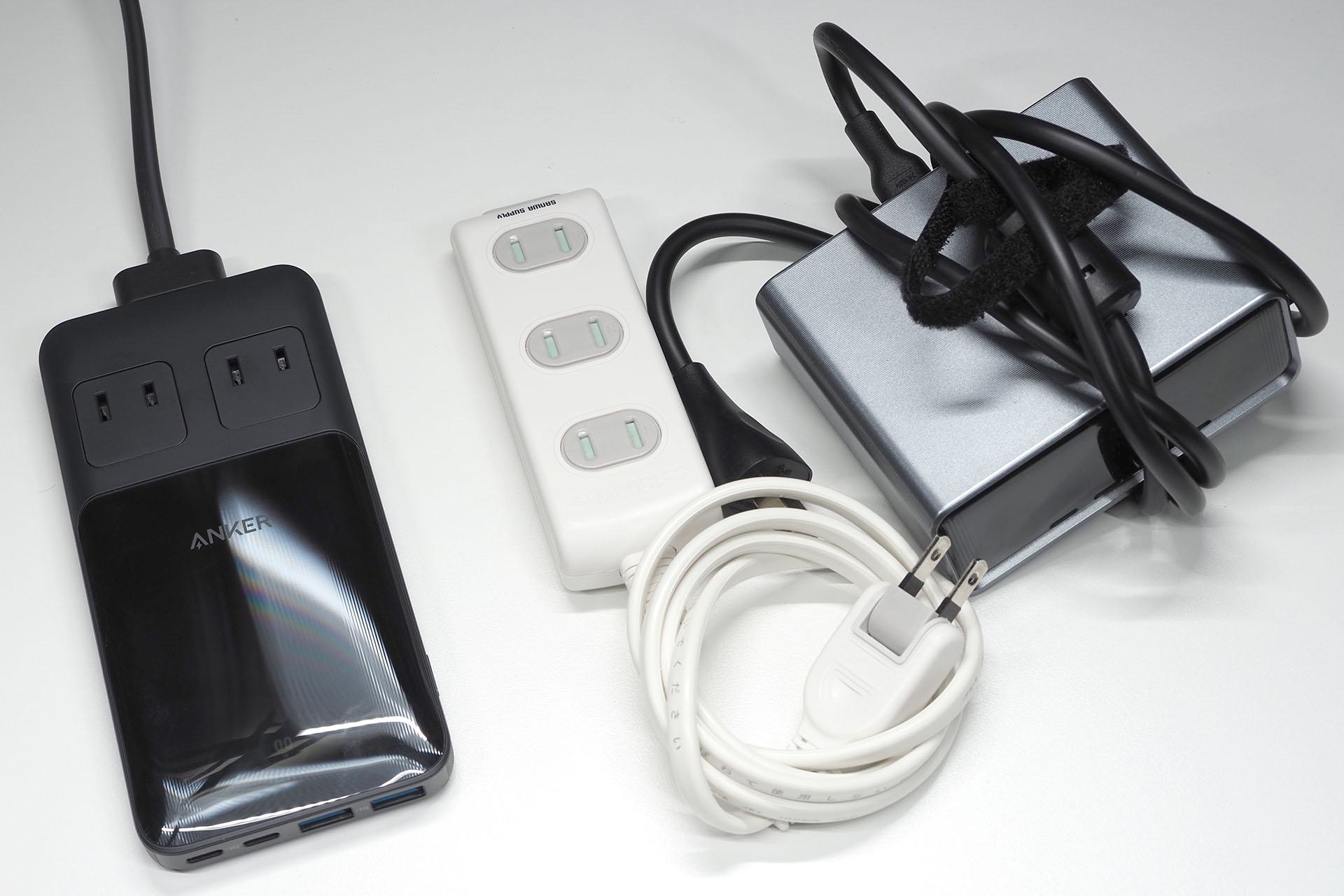 <a href="https://www.ankerjapan.com/products/a9128" class="strong b">Anker Prime Charging Station（6-in-1,140W）</a>だと、2口のマルチタップとUSB充電器が合体しており、さらにACケーブルが1本で済むので嵩張らない。そうか……コレは出張用の便利電源だったのか。