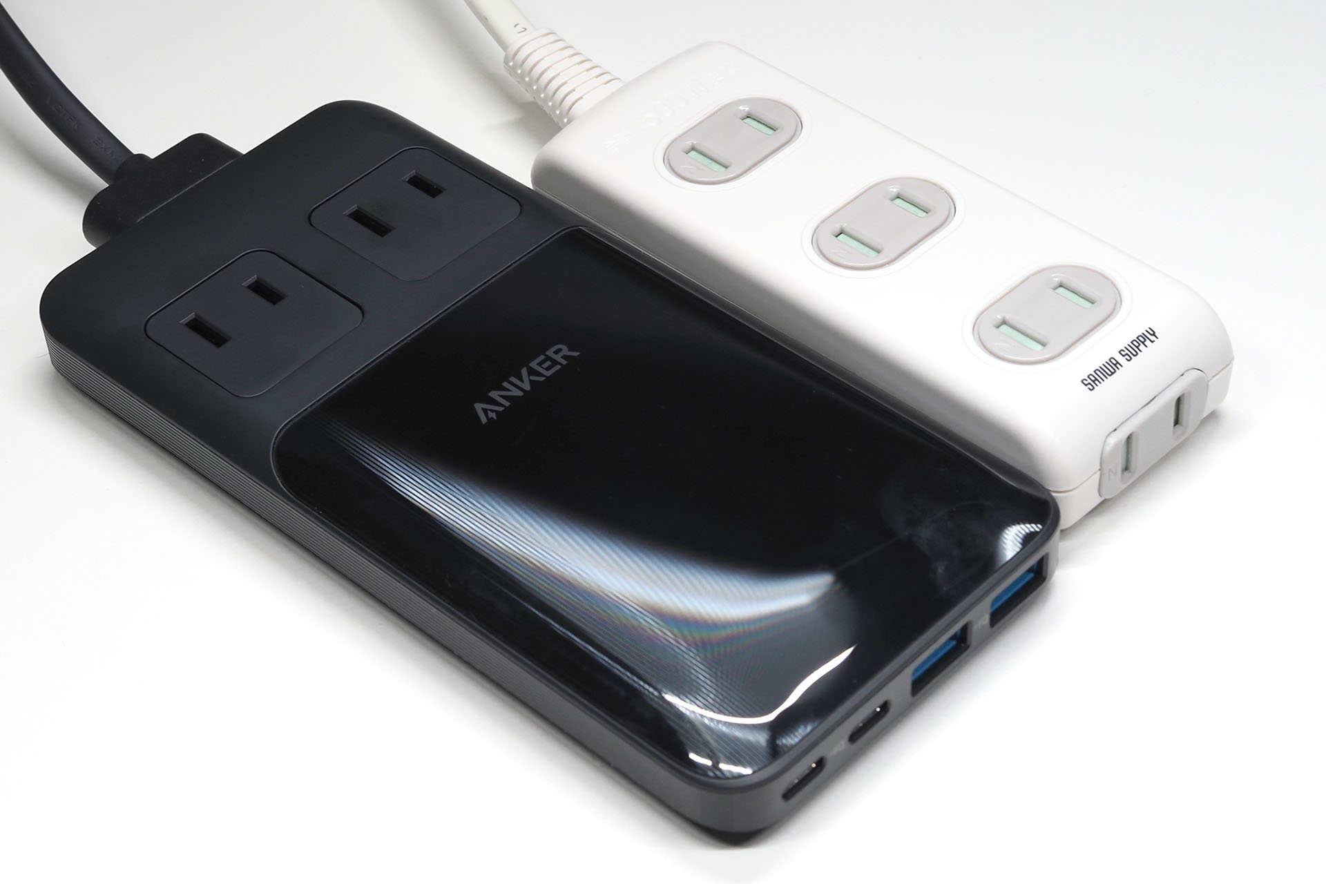 <a href="https://www.ankerjapan.com/products/a9128" class="strong b">Anker Prime Charging Station（6-in-1,140W）</a>とよくあるマルチタップを比べてみると、マルチタップのほうが厚い。