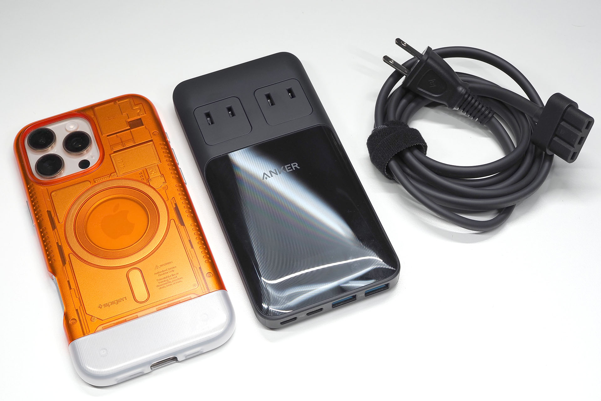 iPhone 16 Pro Maxに近いサイズ感だ。<a href="https://www.ankerjapan.com/products/a9128" class="strong b">Anker Prime Charging Station（6-in-1,140W）</a>に付属するケーブルは専用品で、長さは1.5m。