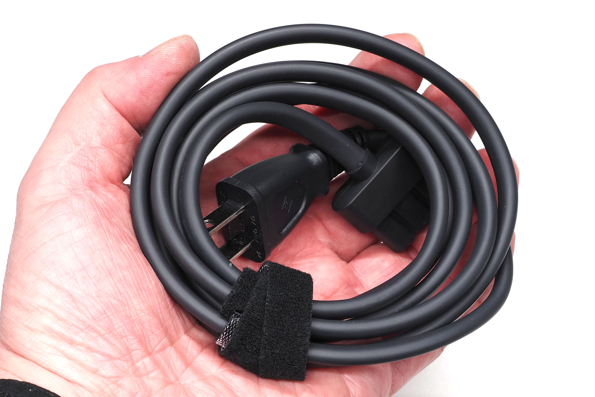 定格電力1000Wに対応したケーブルだが、細めでしなやかなので巻きやすく嵩張りにくい。