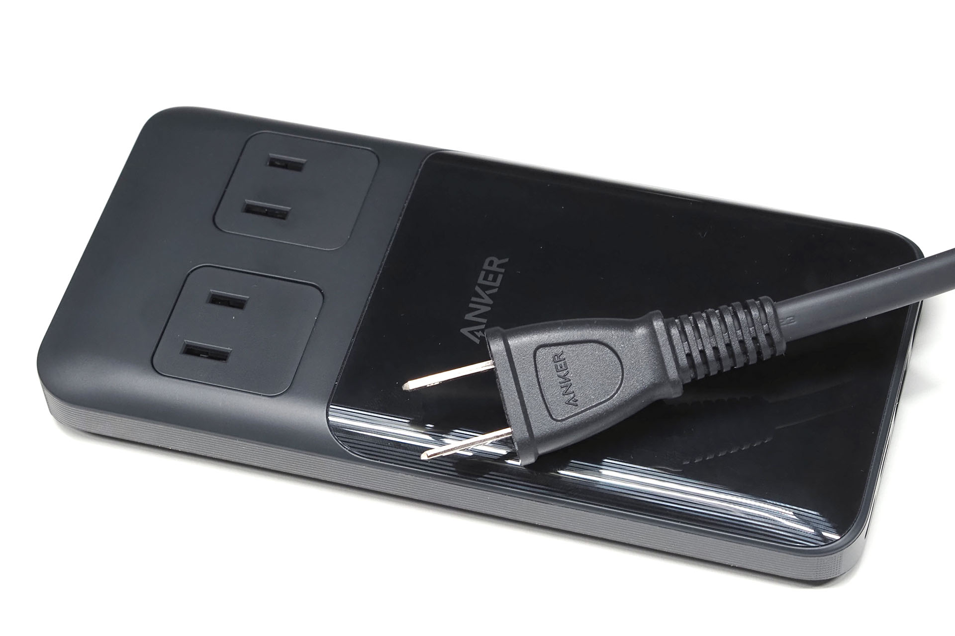 <a href="https://www.ankerjapan.com/products/a9128" class="strong b">Anker Prime Charging Station（6-in-1,140W）</a>の厚さは18mm。一般的なACプラグの長さも18mm程度だ。