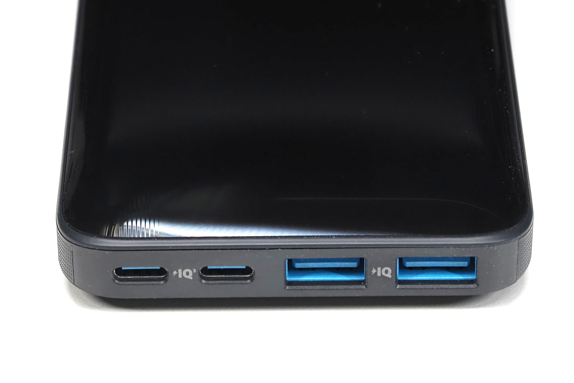 4つの給電用USBポートは本体手前にある。あまり使いやすい位置ではないが、これも本体の薄さを追求した結果の位置だと思われる。