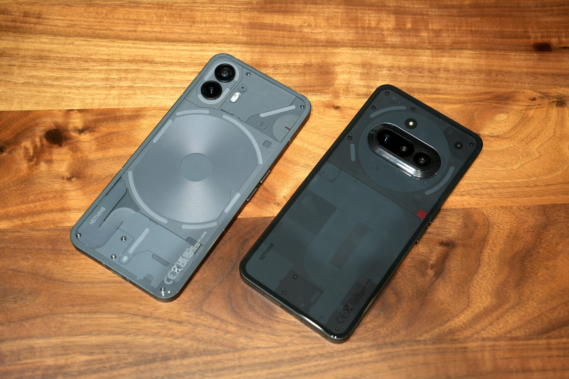 左が筆者が使っているNothing Phone（2）。右が4月15日に発売されるNothing Phone（3a）