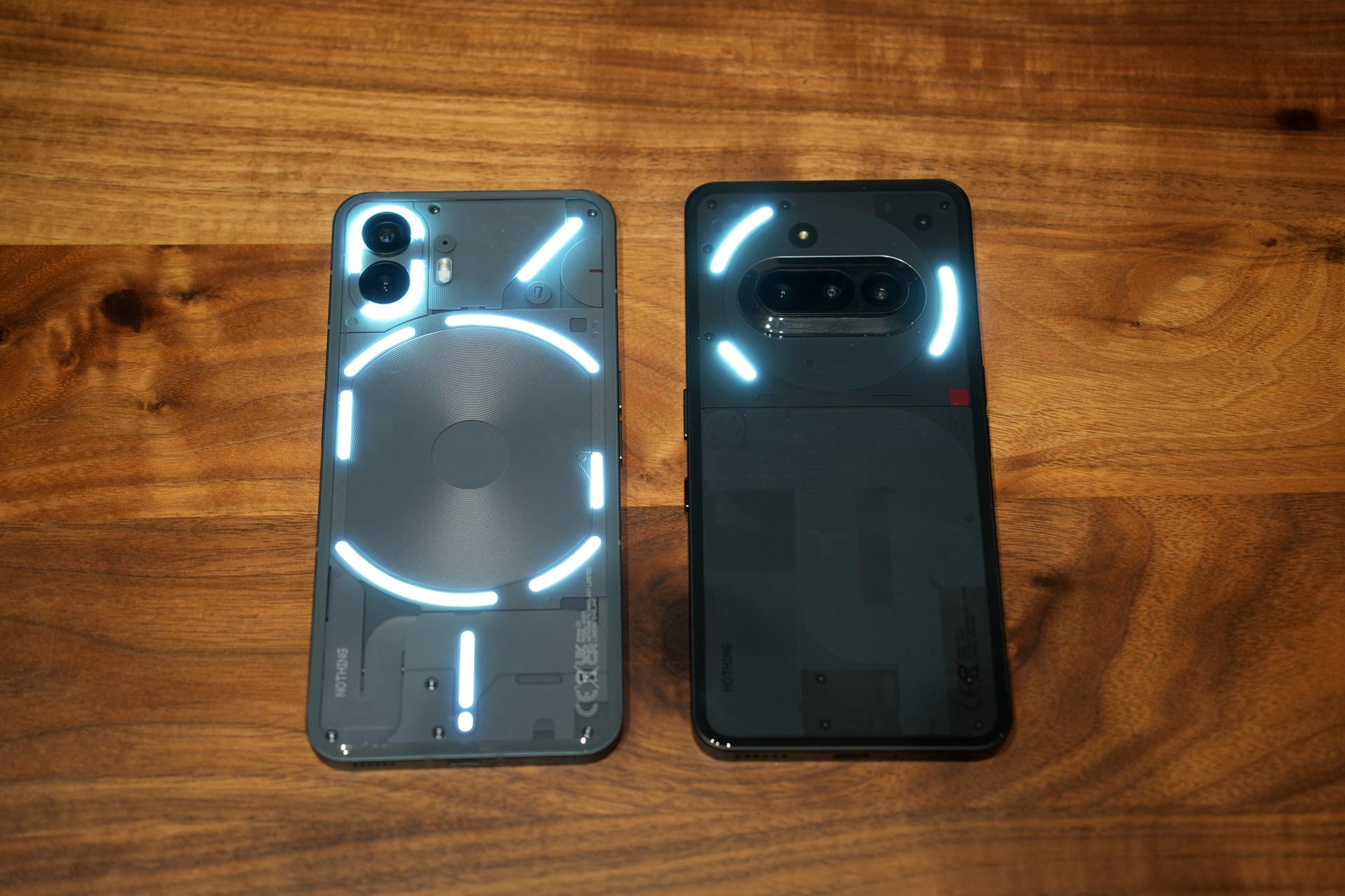 左がPhone（2）、右がPhone（3a）。Phone（2）のほうがLEDの数が多く、光り方のカスタマイズも楽しめる