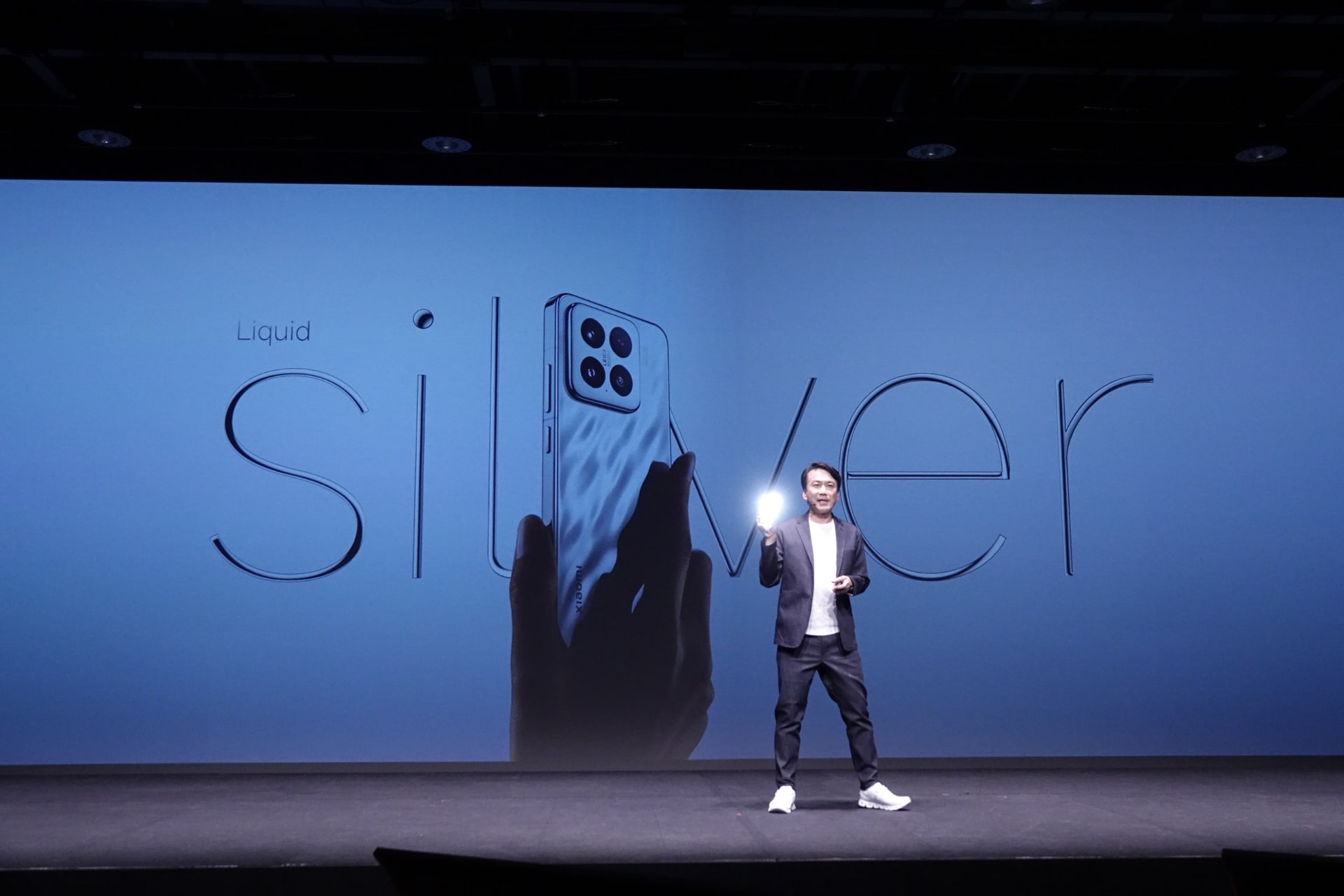 発表会で撮影。眩しすぎてXiaomi 15を持った安達氏の手元が見えない