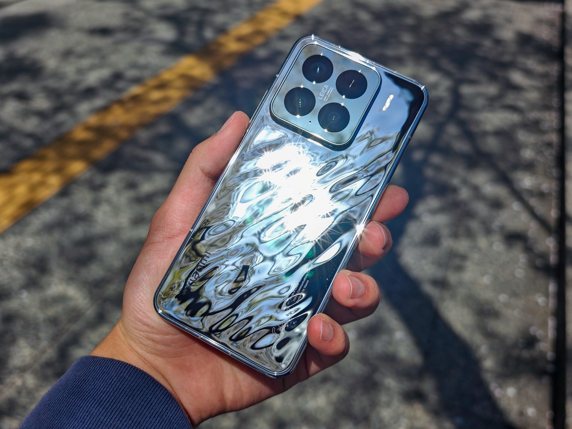 Xiaomi 14 Ultraで撮影したXiaomi 15。眩しいほど反射している