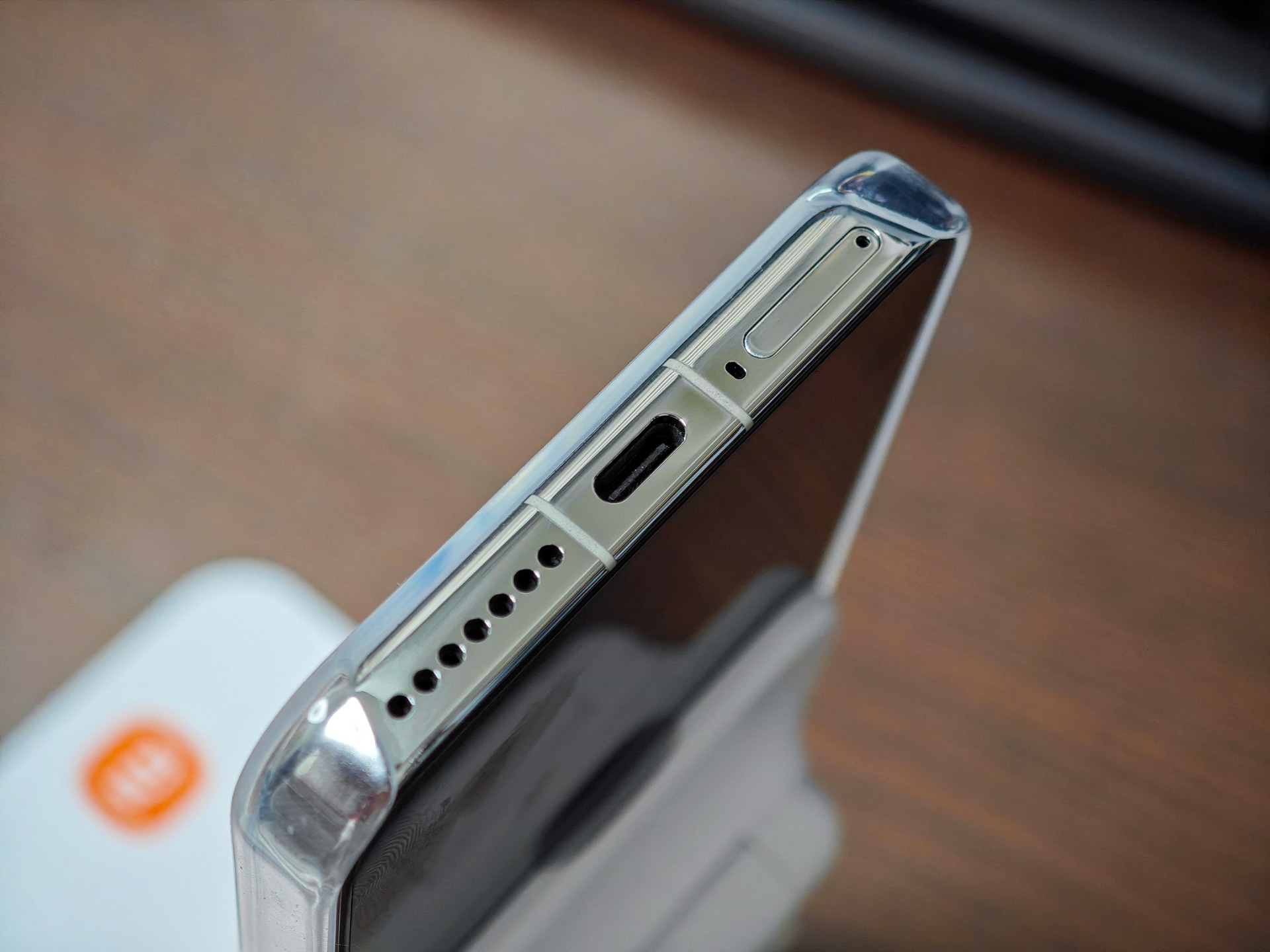 保護ケースの底面部分は大きく開いている