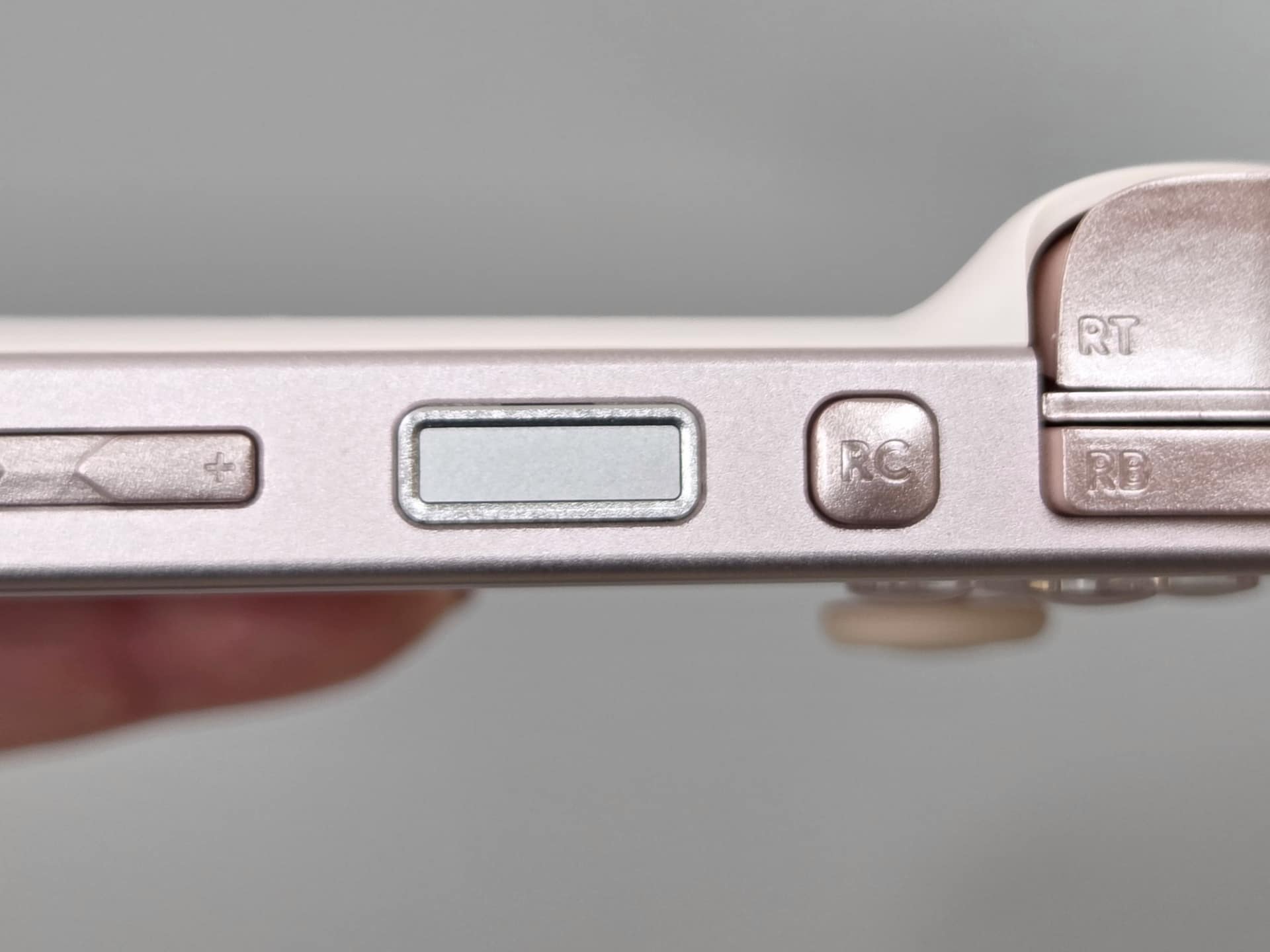 指紋認証センサー一体型の電源ボタン。軽くなぞるとロックが解除される