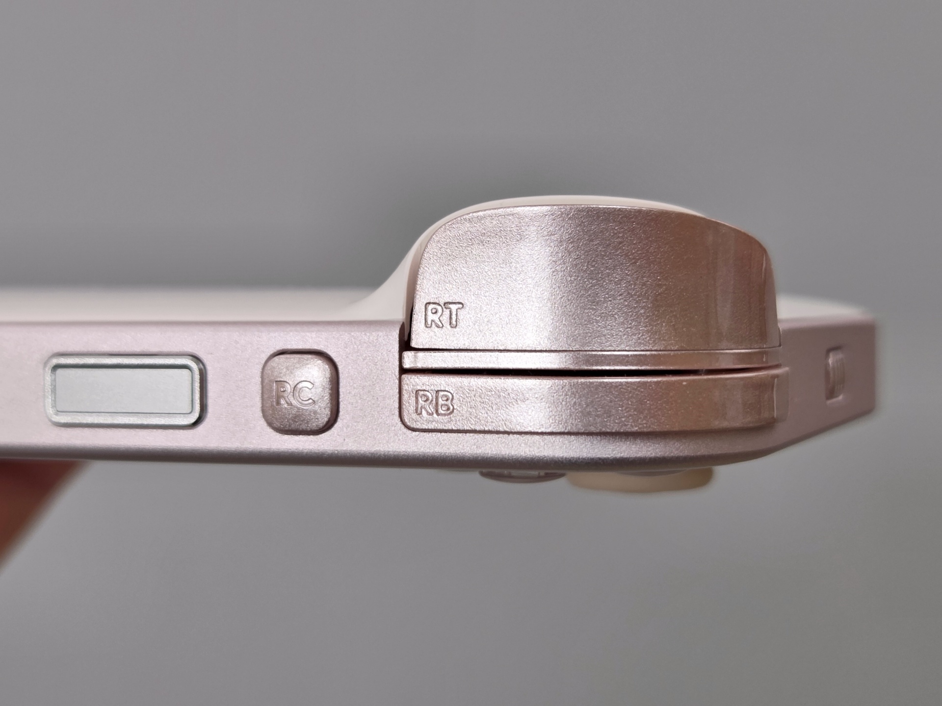 トリガーボタン拡大写真。メタリック調に仕上げてあるからか高級感がある