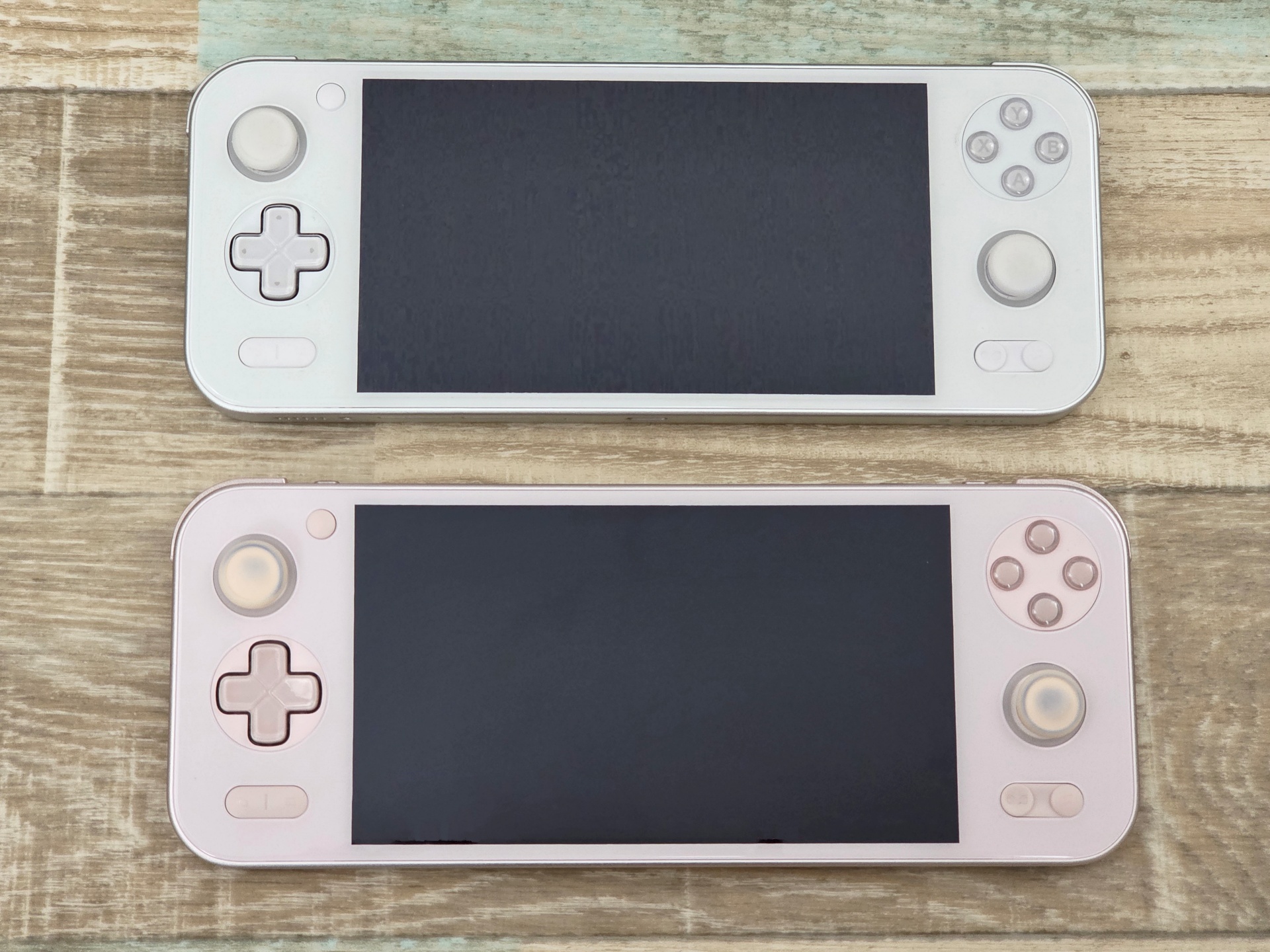 写真上がアイスソウルホワイト（メモリ16GB／SSD1TB）で写真下がさくらピンク（メモリ16GB／SSD512GB）