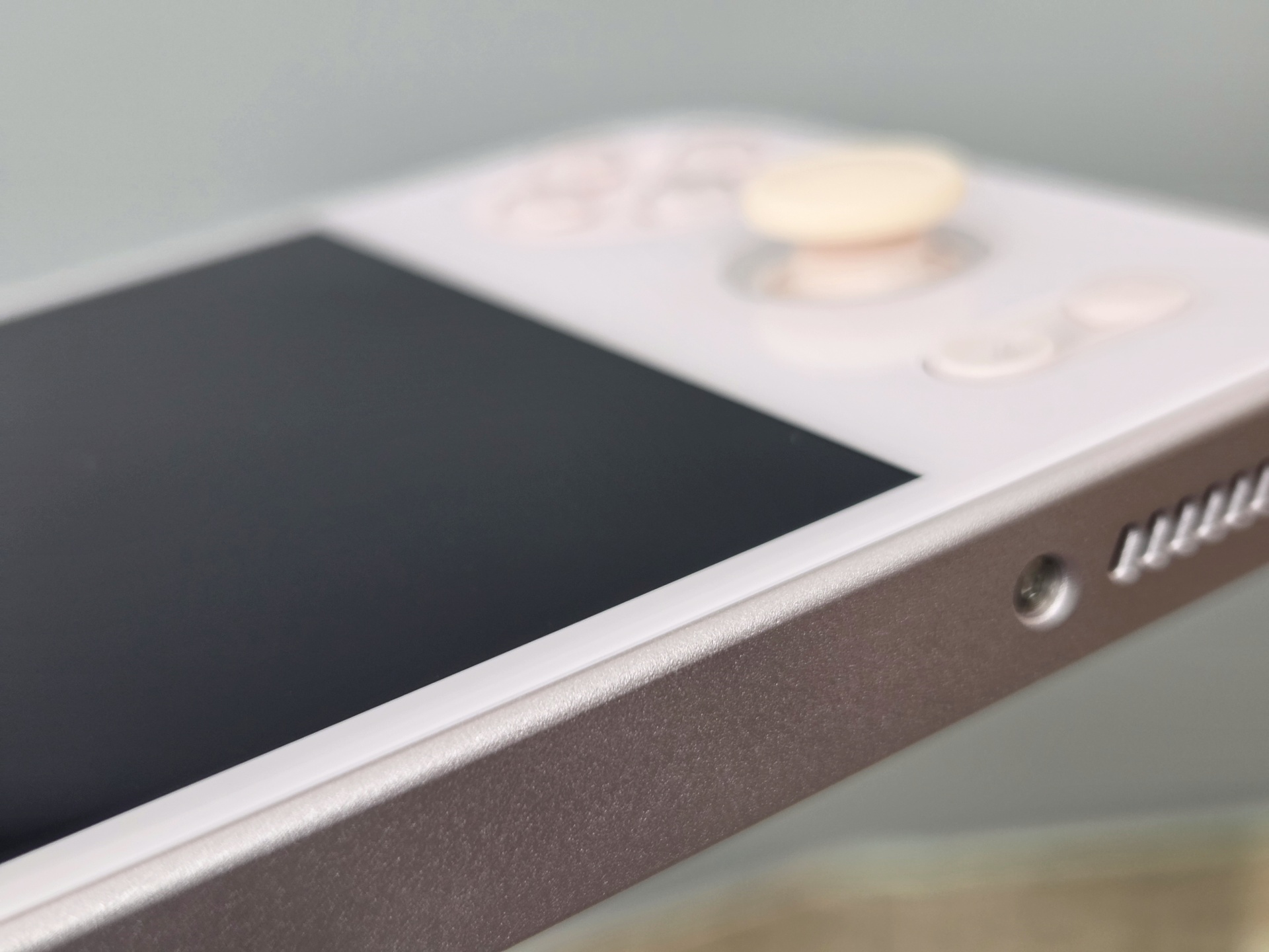 全面ガラスパネルの“ツライチ”仕様が美しい