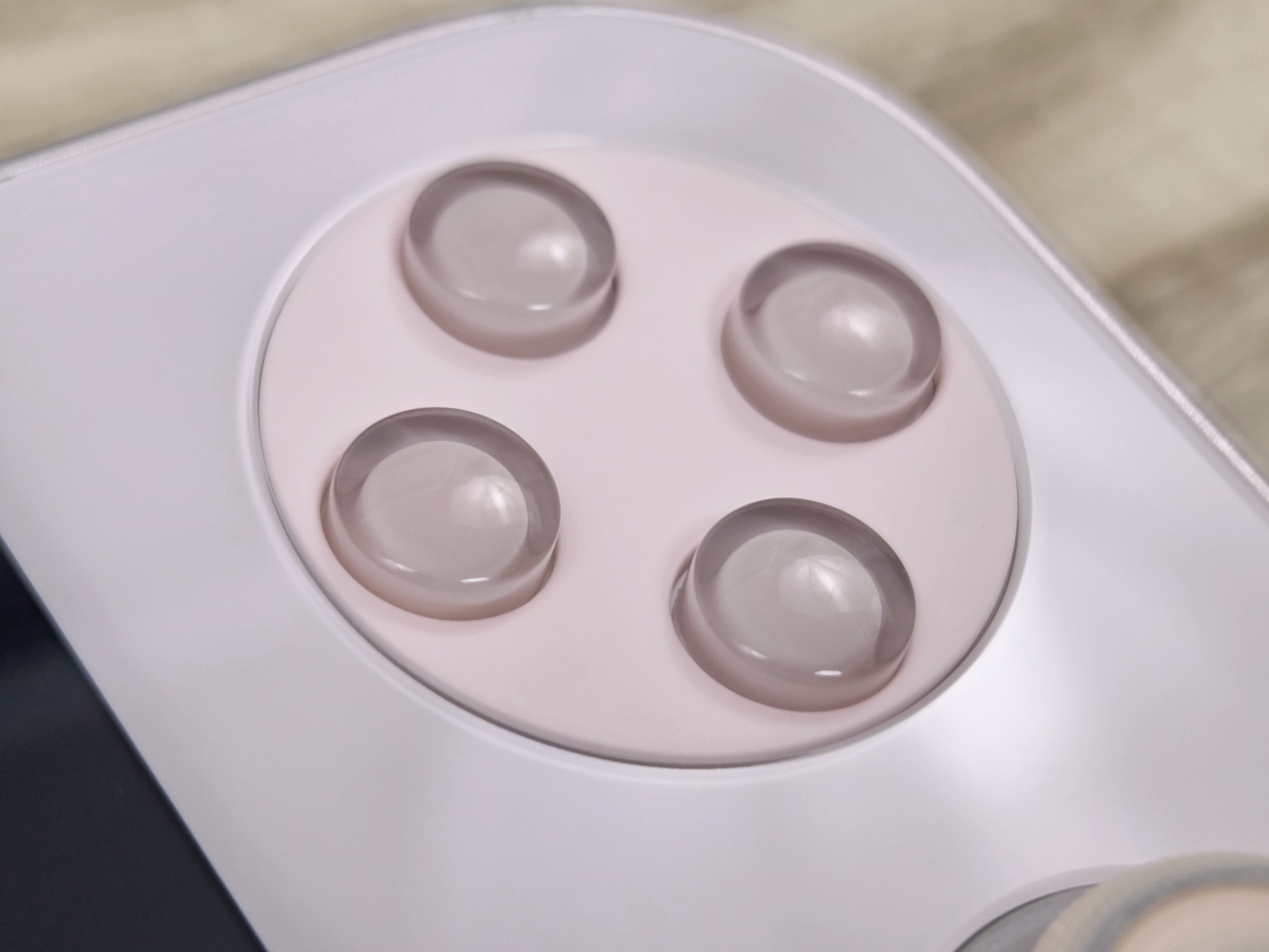 さくらピンクモデルは、クリア感を意識したデザインのため、ABYXボタンに文字が入っていない