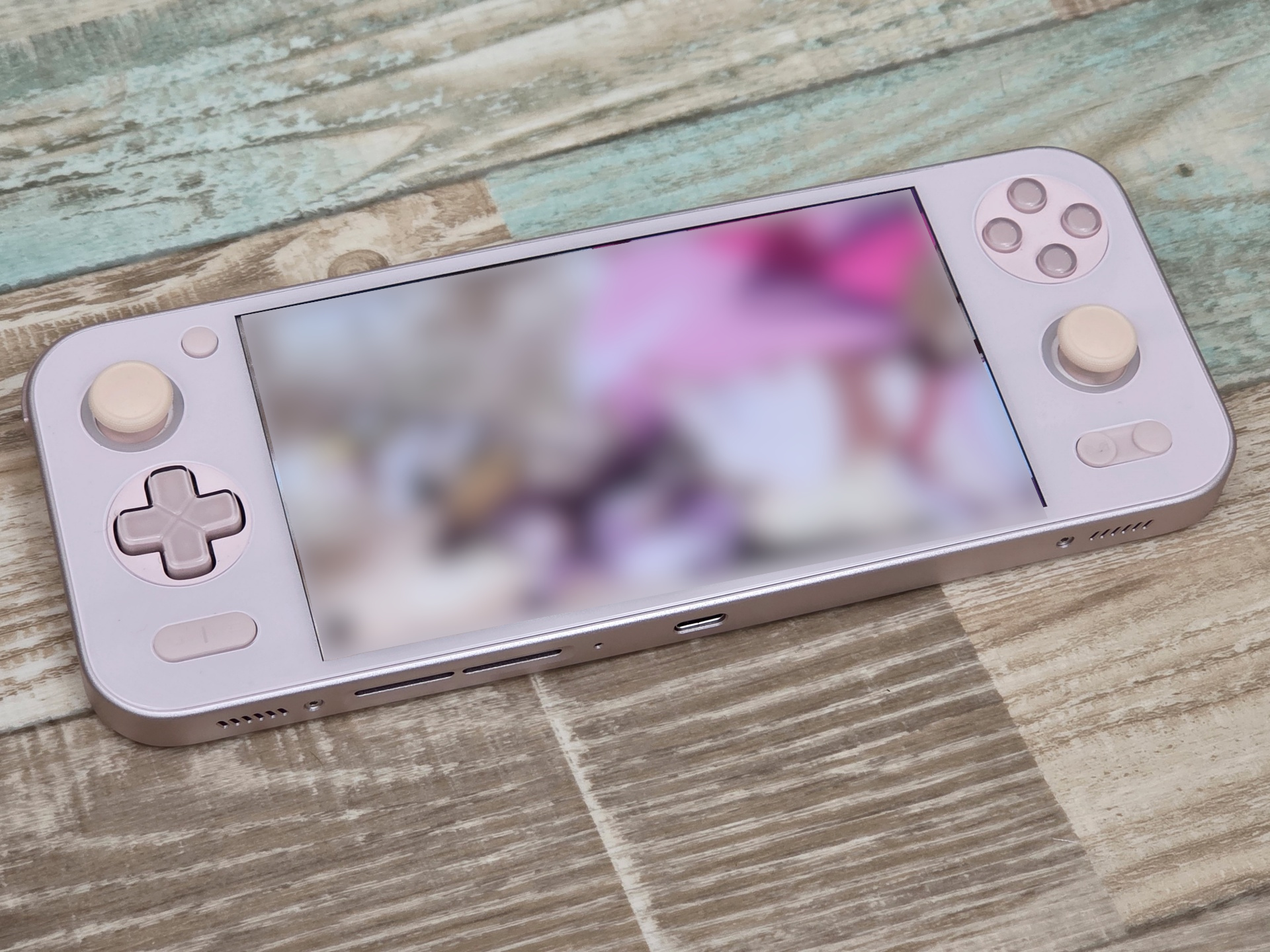 さくらピンクのゲーム機の中で魔法少女たちが戦いを繰り広げる。個人的にはストーリーパートのほうをずっと見ていたい