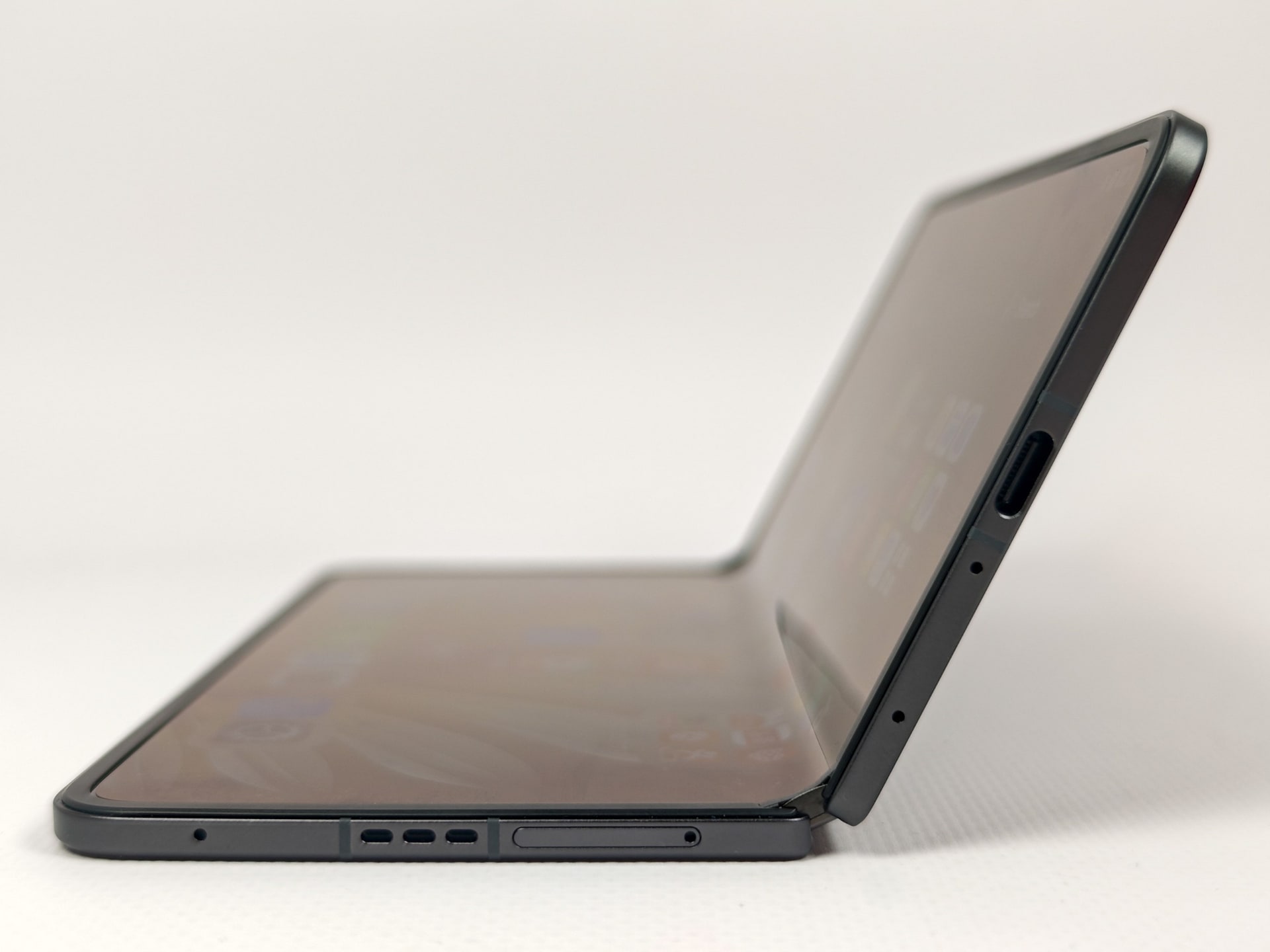 固定できる最大角度。ノートパソコンのように操作もできる