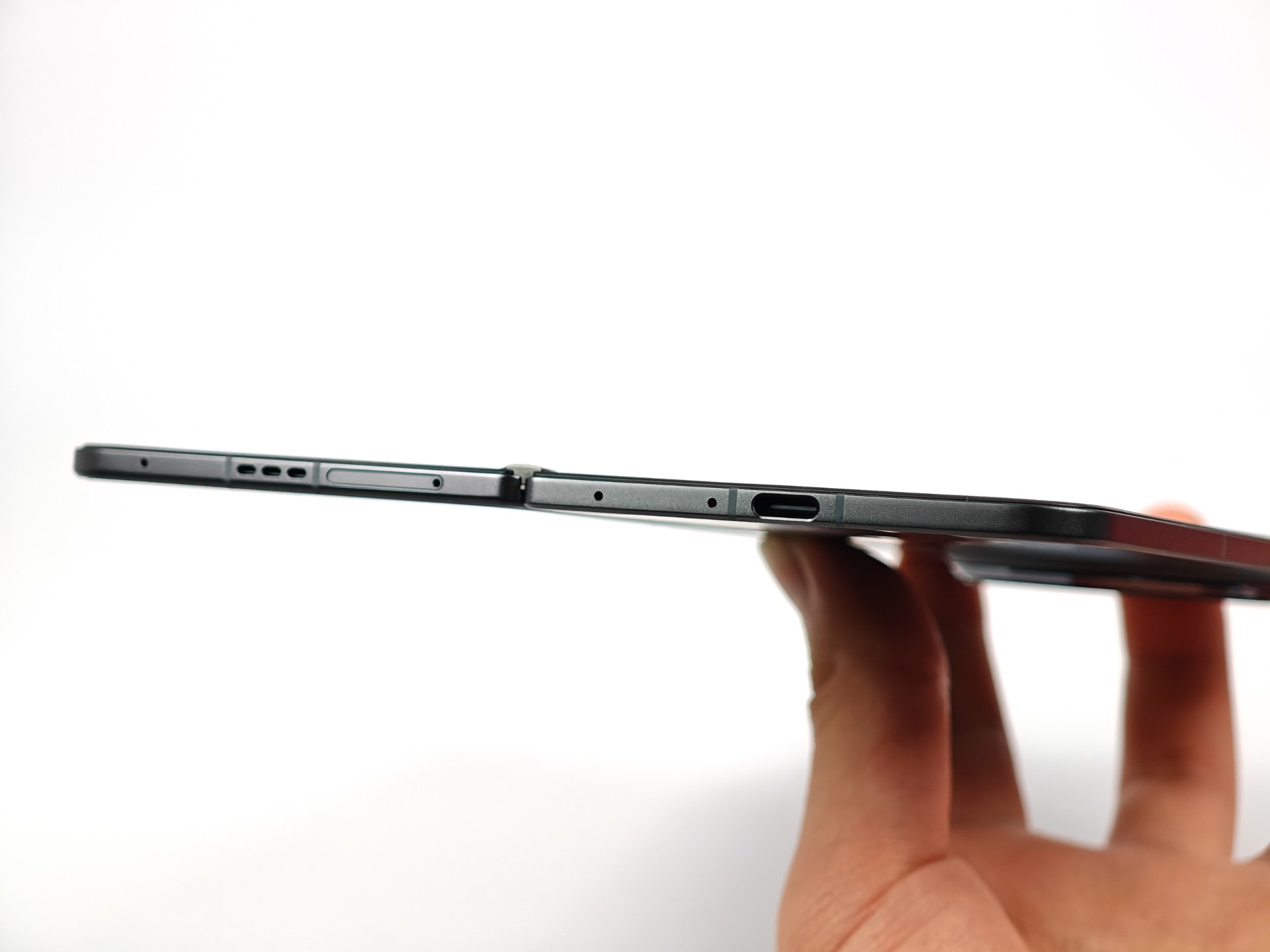 開いたときの厚みは4.21mm。USB Type-Cポートがギリギリ収まる大きさ